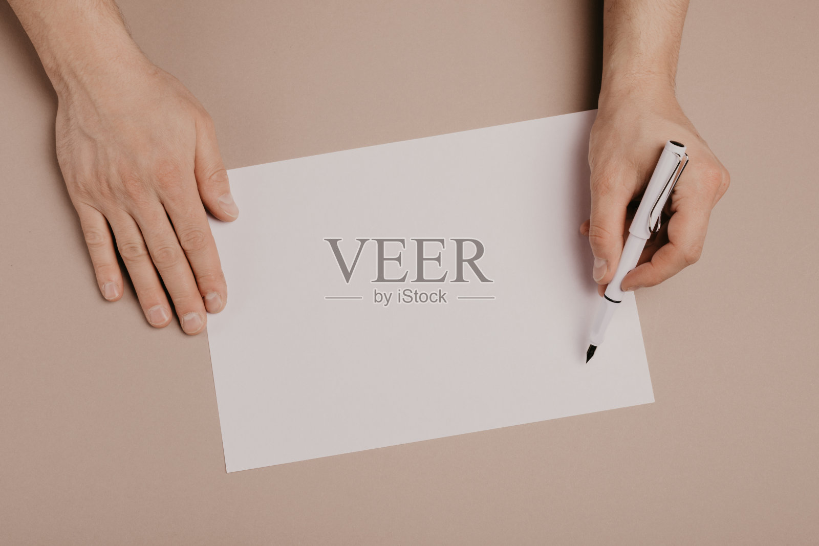 手写在空白a4大小的灰色背景纸上。照片摄影图片