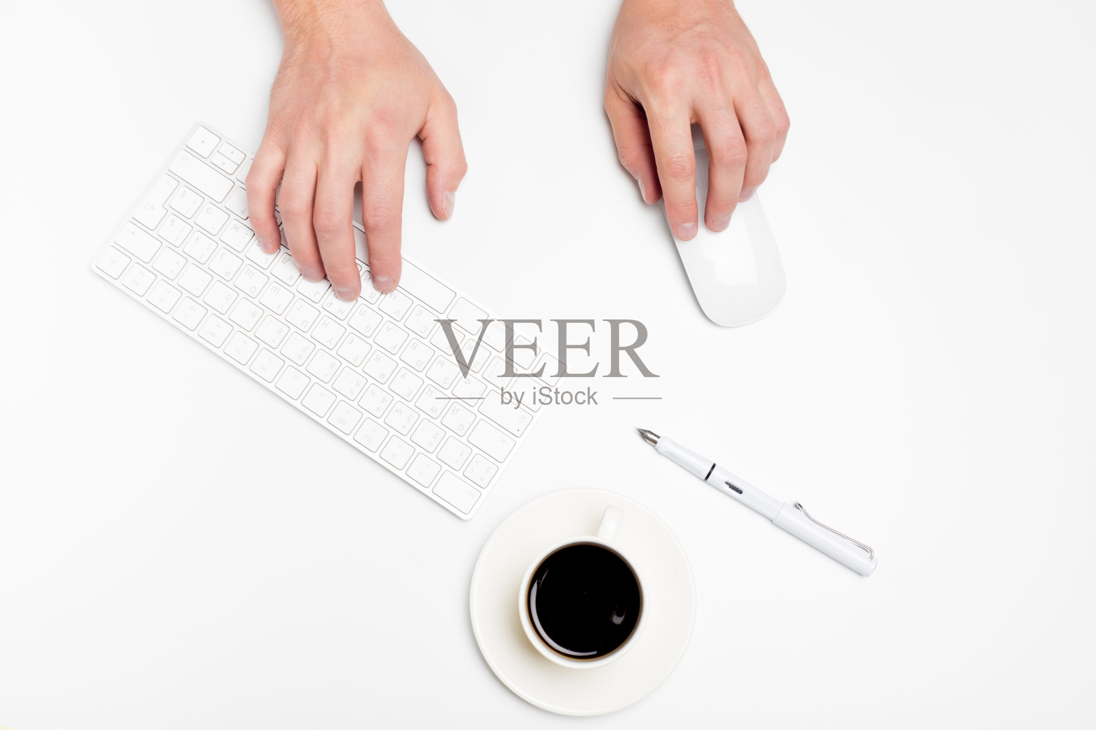 配有电脑和办公用品的白色办公桌。桌面。顶部视图与空间为您的文本照片摄影图片