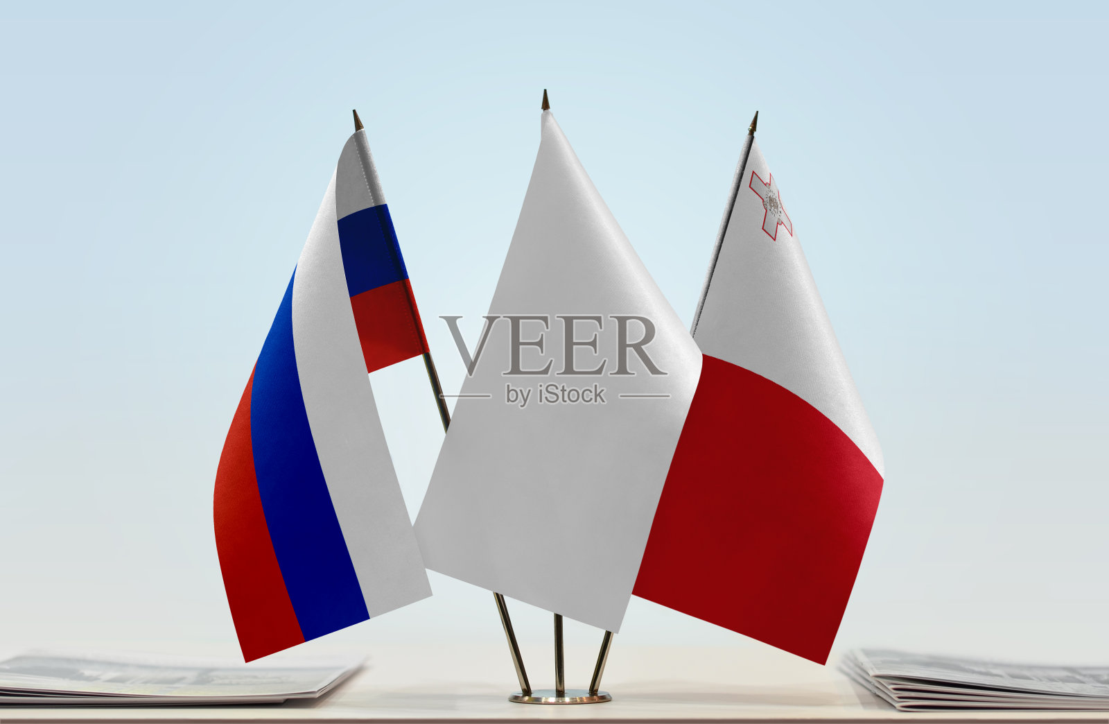 俄罗斯和马耳他的国旗照片摄影图片