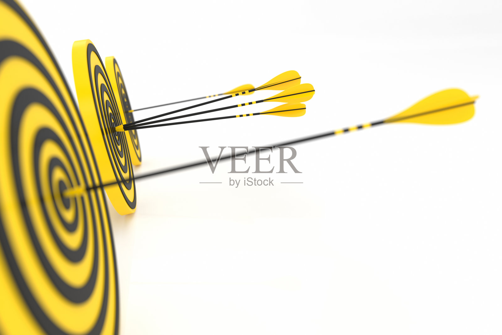 三支黄色的箭射中照片摄影图片