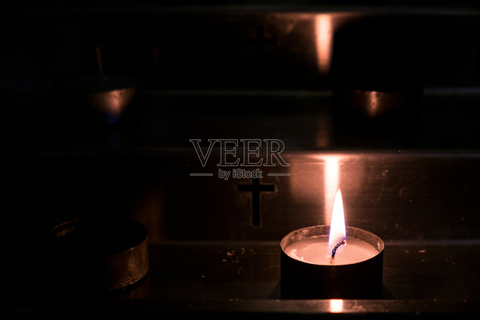 金属烛台与蜡烛。照片摄影图片