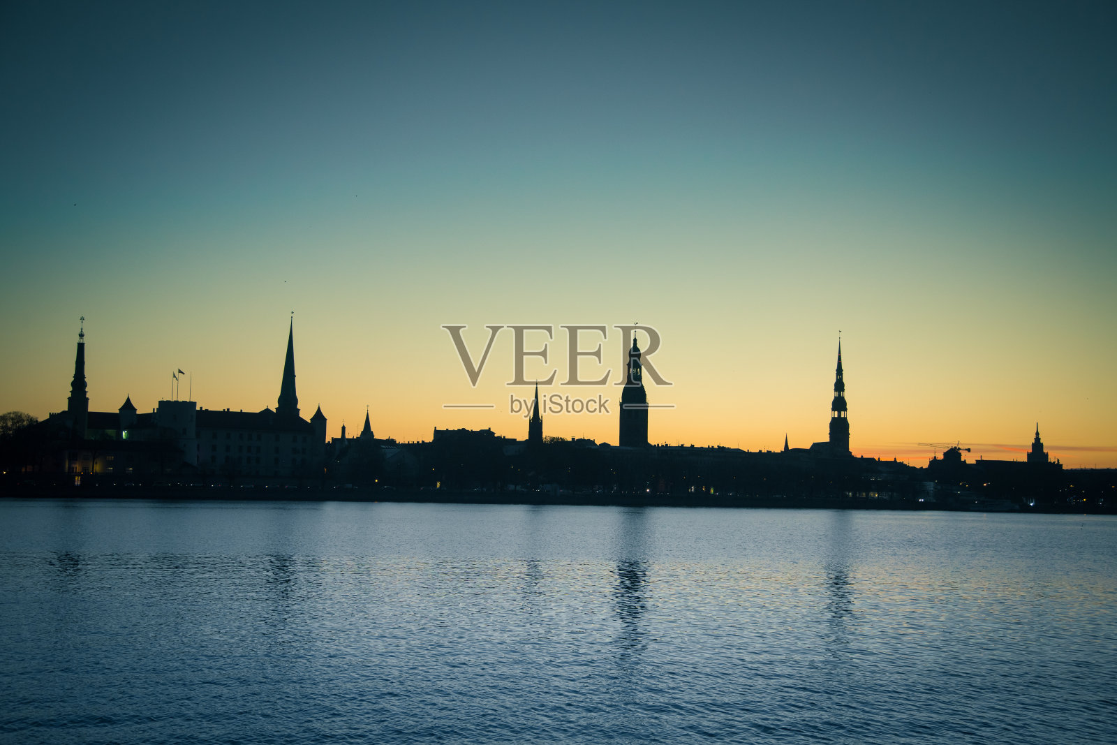 日出时美丽的城市全景。里加,拉脱维亚。照片摄影图片