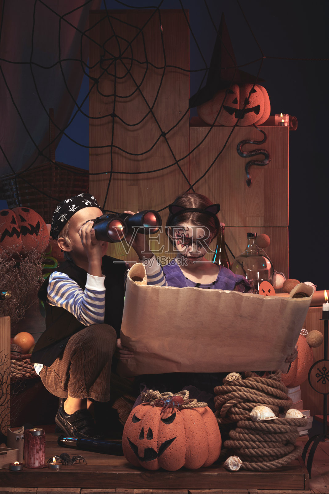 在万圣节玩耍的孩子们照片摄影图片