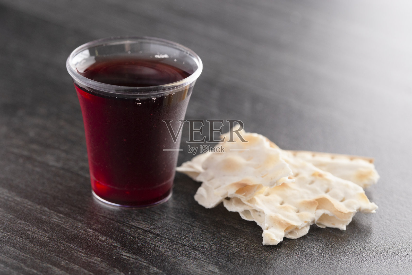 基督教信仰的酒和无酵面包圣餐照片摄影图片