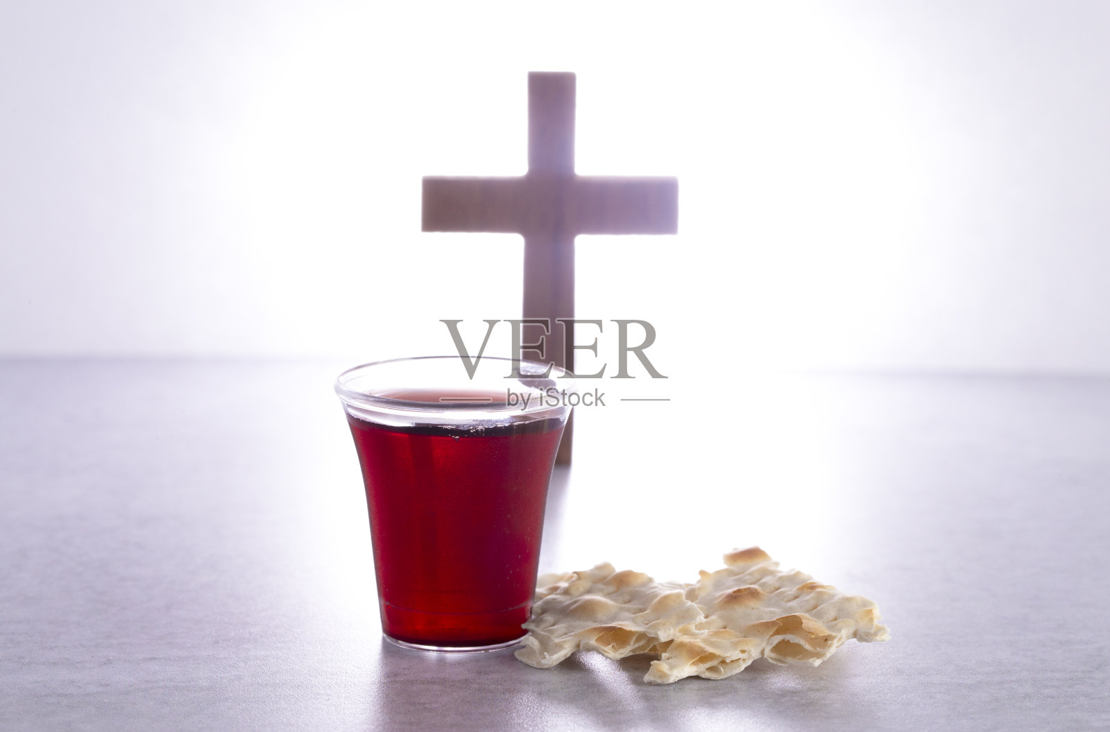 基督教信仰的酒和无酵面包圣餐照片摄影图片