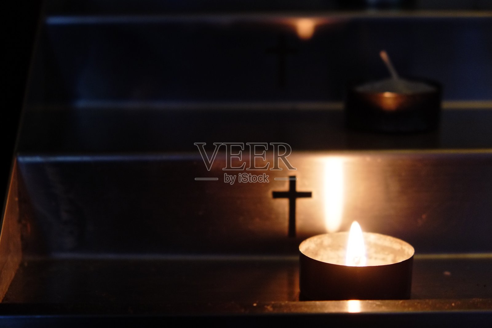 教堂里装有蜡烛的金属烛台。关闭了。照片摄影图片