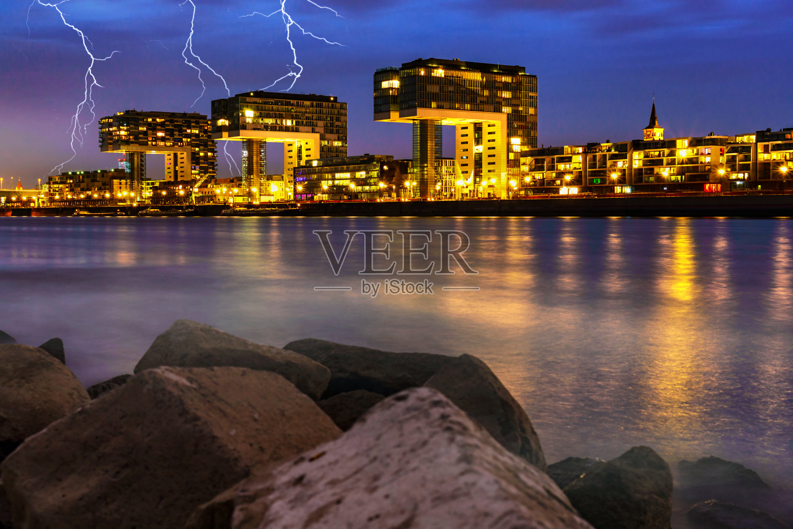 晚上在古龙水里吊车照片摄影图片
