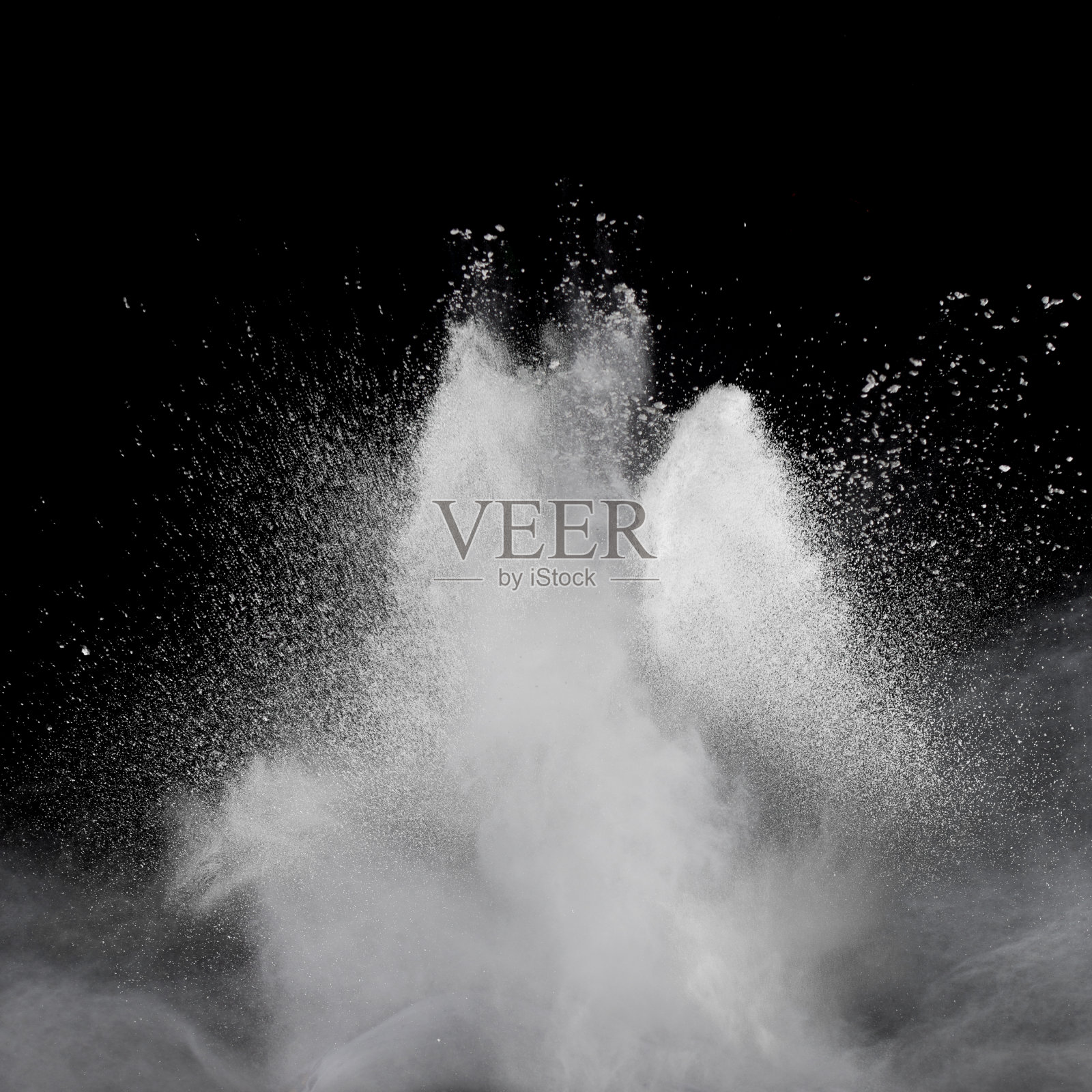 在黑色背景上冻结白色粒子的运动。粉末爆炸。抽象尘埃覆盖纹理。照片摄影图片