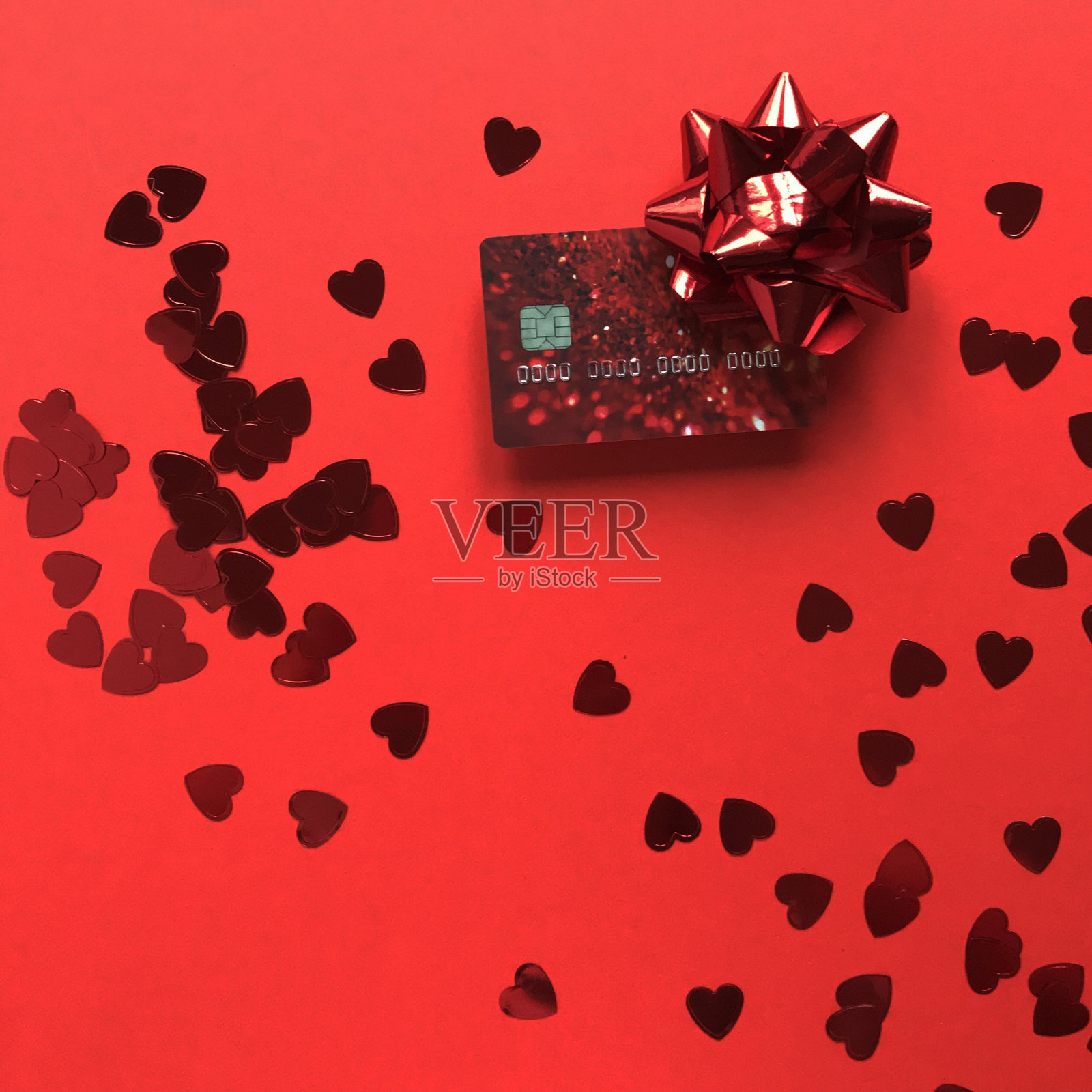 信用卡和红心纸花作为情人节礼物照片摄影图片