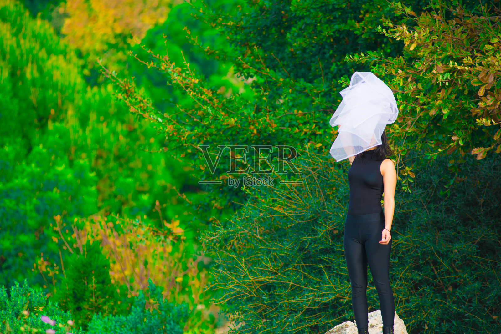 在西班牙巴塞罗那,拉丁女模特摆姿势拍照照片摄影图片