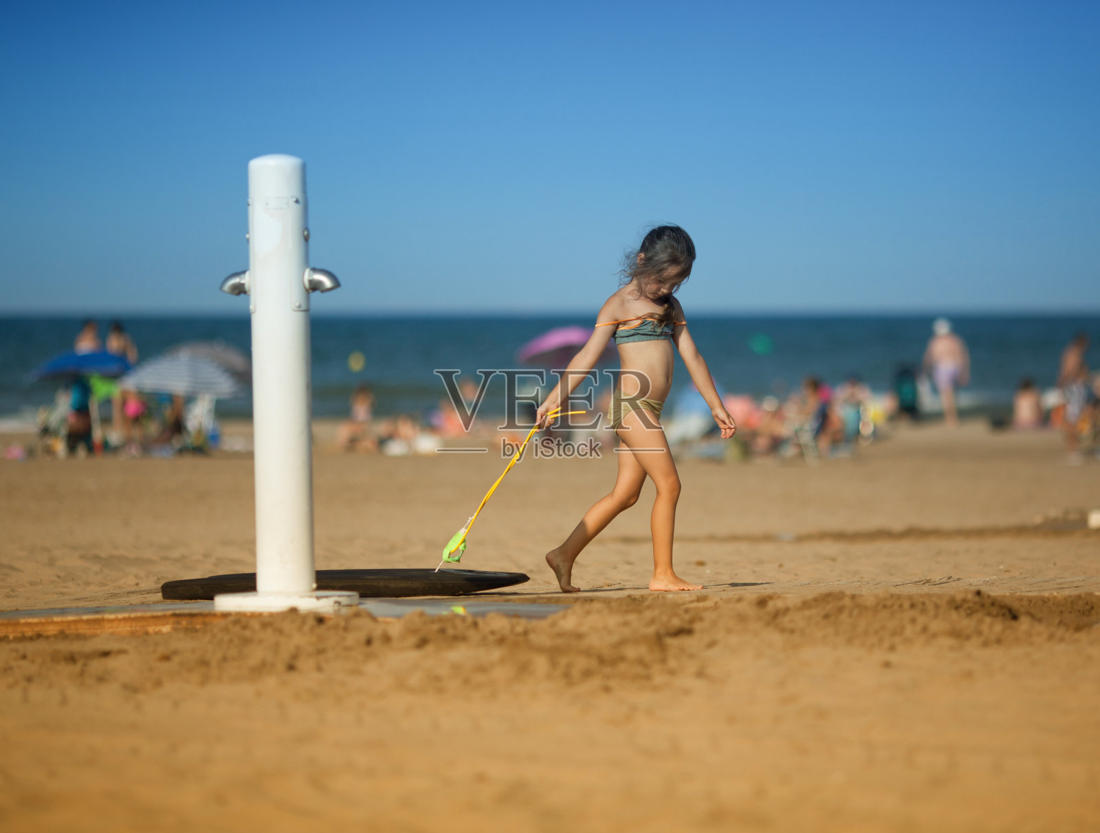 小女孩在海滩上玩冲浪板照片摄影图片