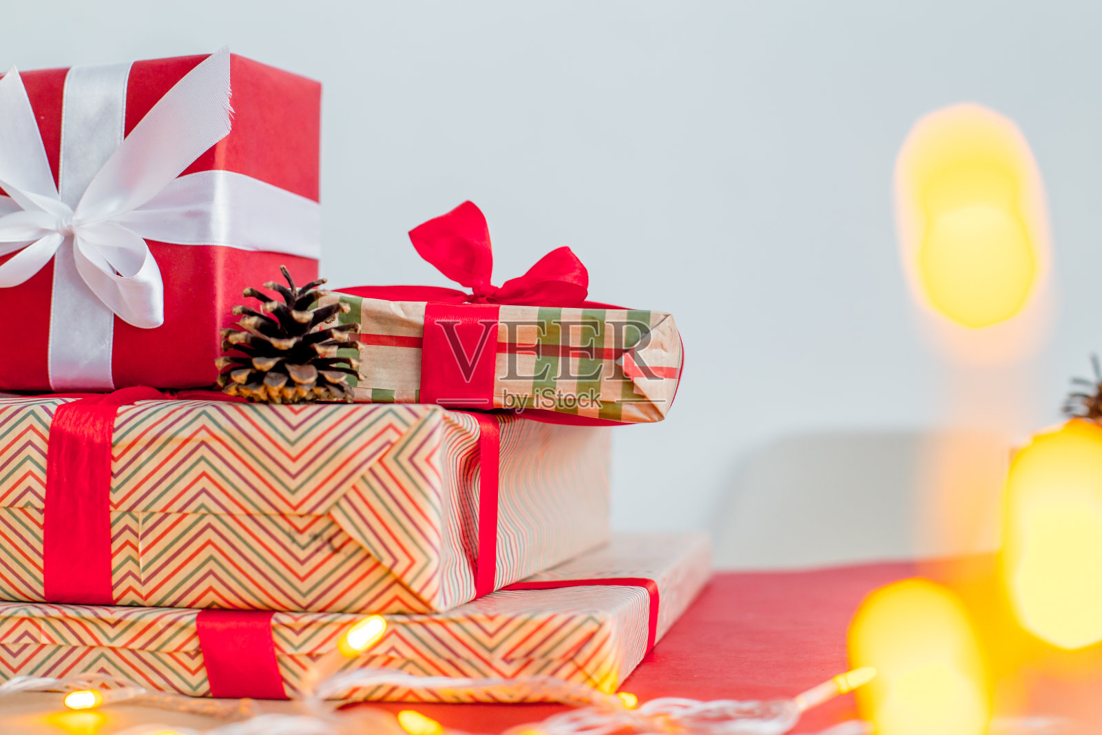 女性的手正在包装红色的圣诞礼盒照片摄影图片