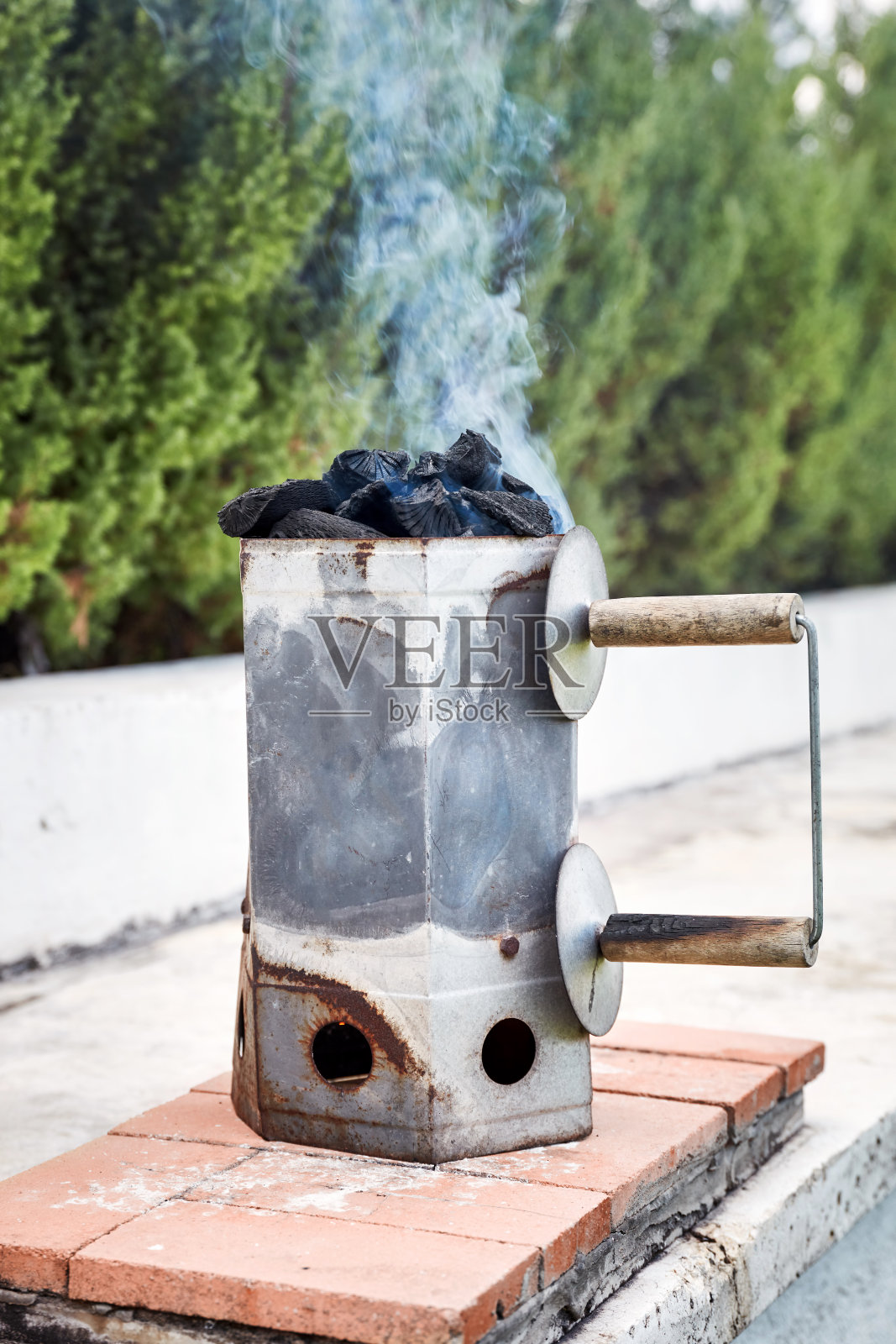 冒烟的木炭烟囱起动桶烧烤照片摄影图片