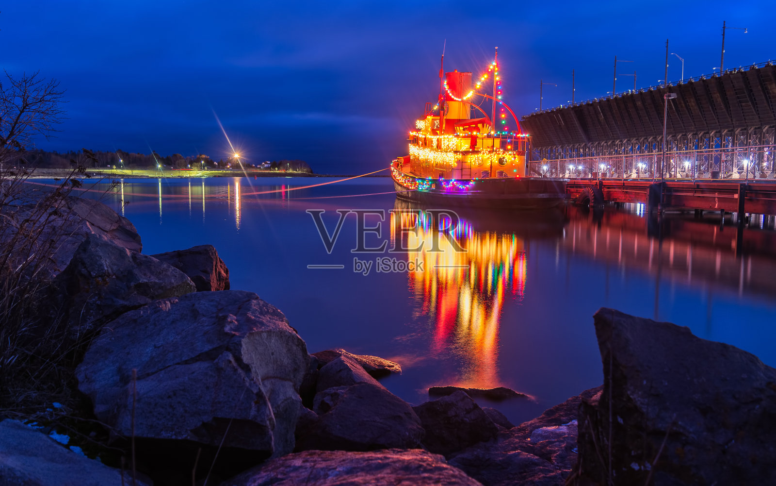 装饰着节日彩灯的拖船照片摄影图片