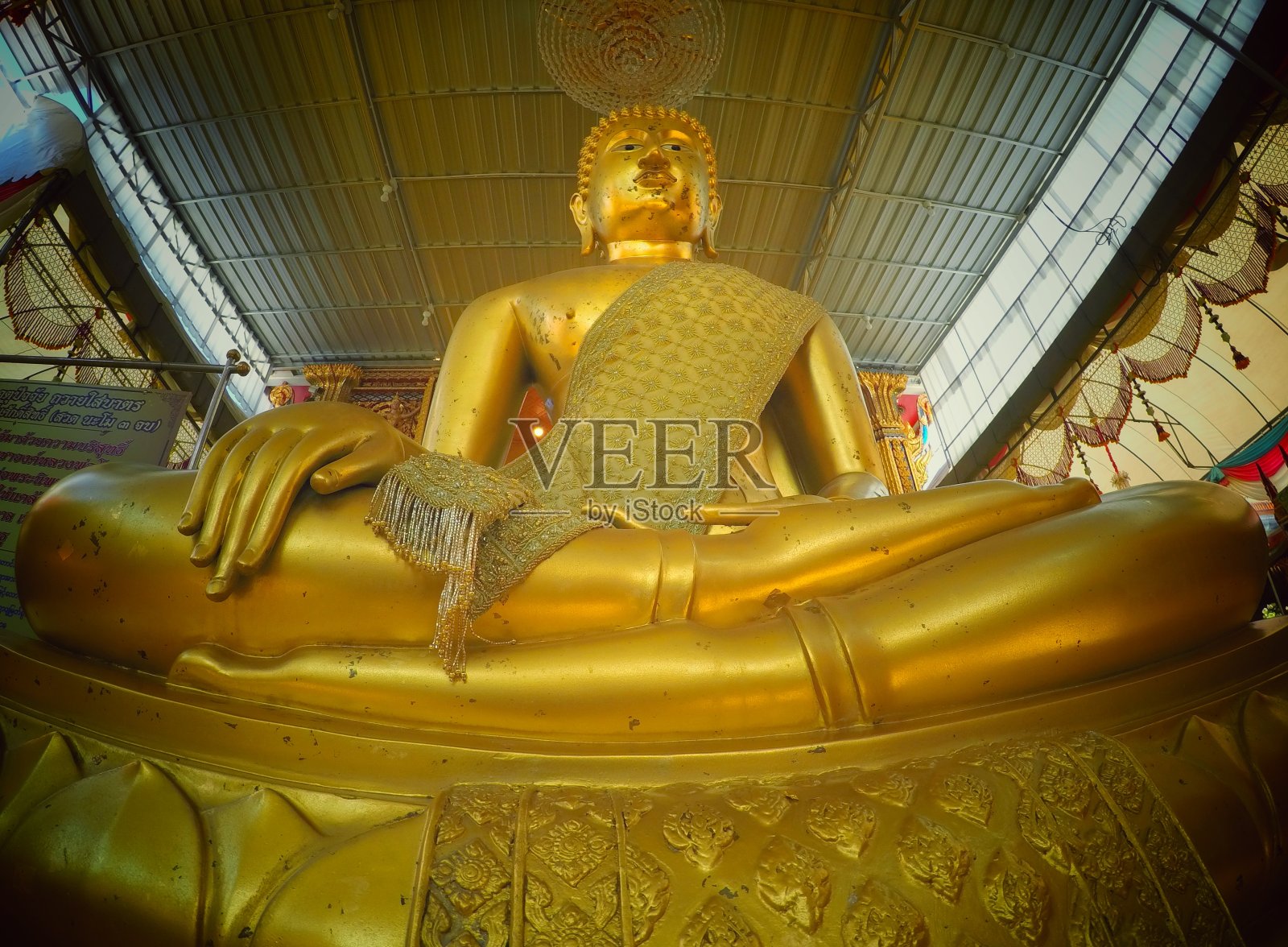 泰国沙慕普拉坎邦佛寺的古老金佛雕像照片摄影图片