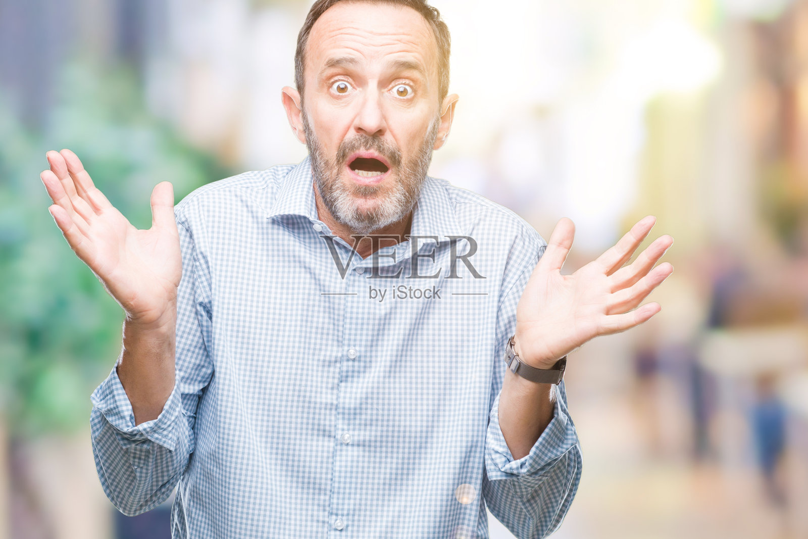 年老的资深商人,背景孤立,毫无头绪和困惑的表情,手臂和手举起。怀疑的概念。照片摄影图片