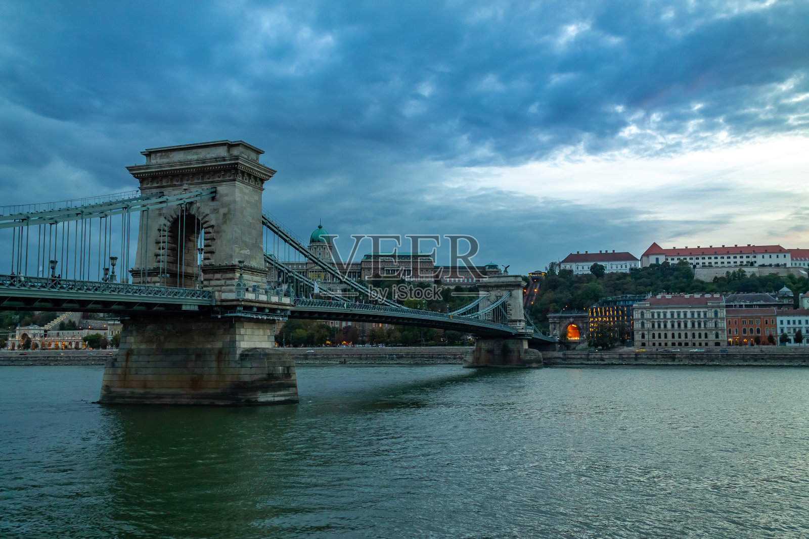 布达佩斯多瑙河上的旧桥照片摄影图片