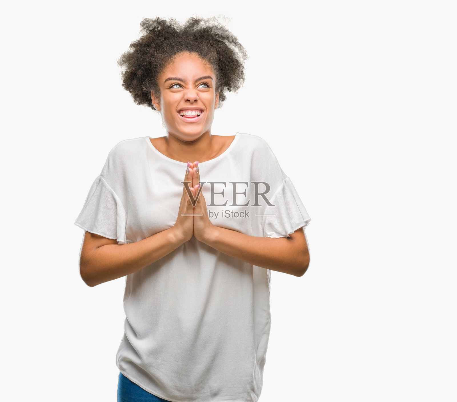 年轻的非洲裔美国妇女在孤立的背景下乞讨和祈祷手在一起的希望的表情非常情绪化和担心。请求宽恕。宗教的概念。照片摄影图片