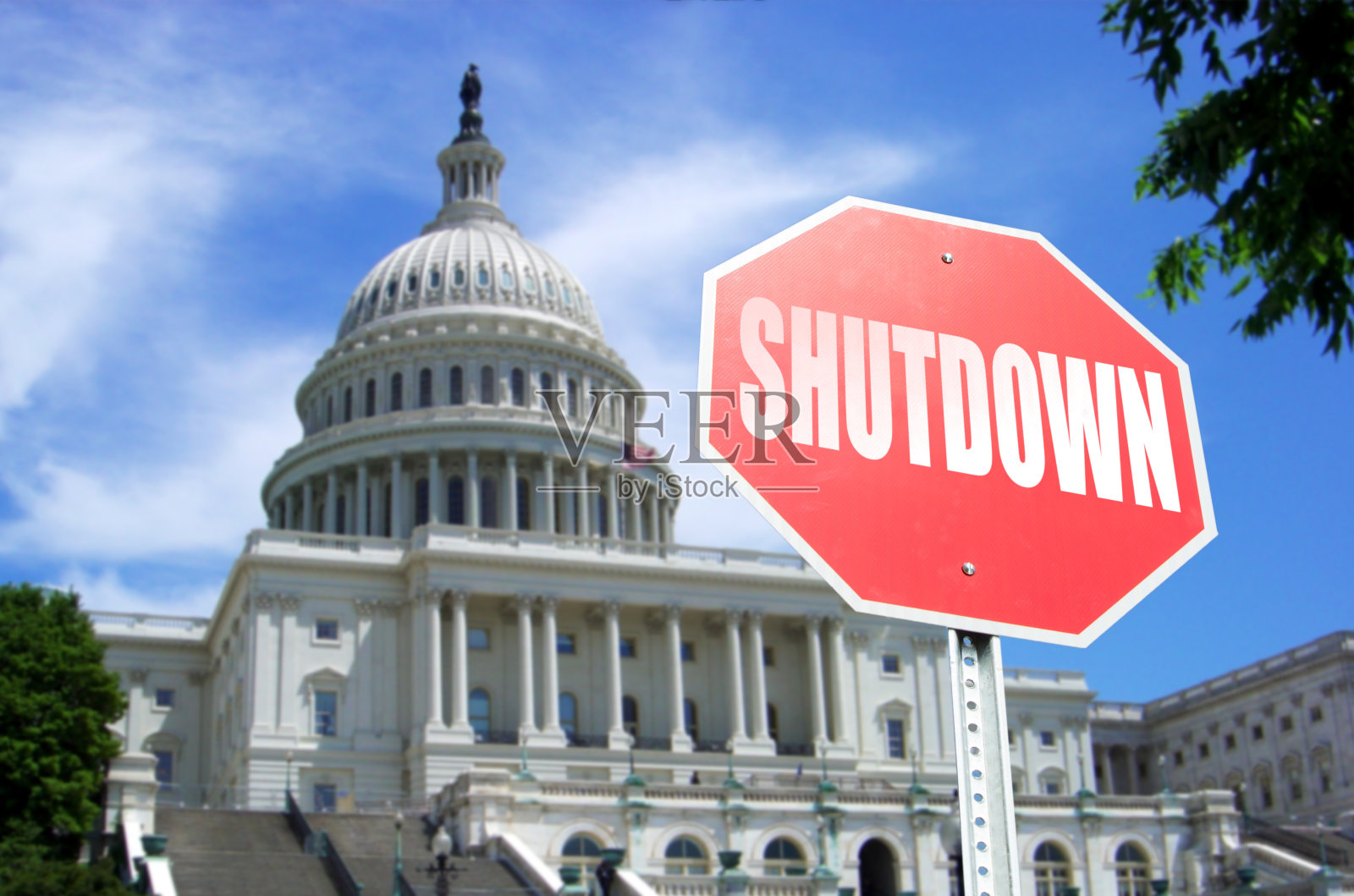 政府关门概念:美国首都大厦前的停车标志概念照片摄影图片
