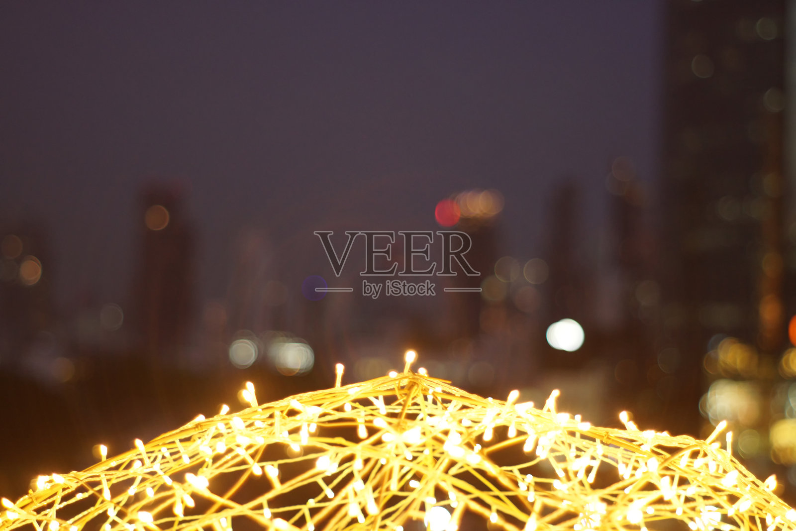 金色的LED灯散景模糊抽象图案背景。照片摄影图片