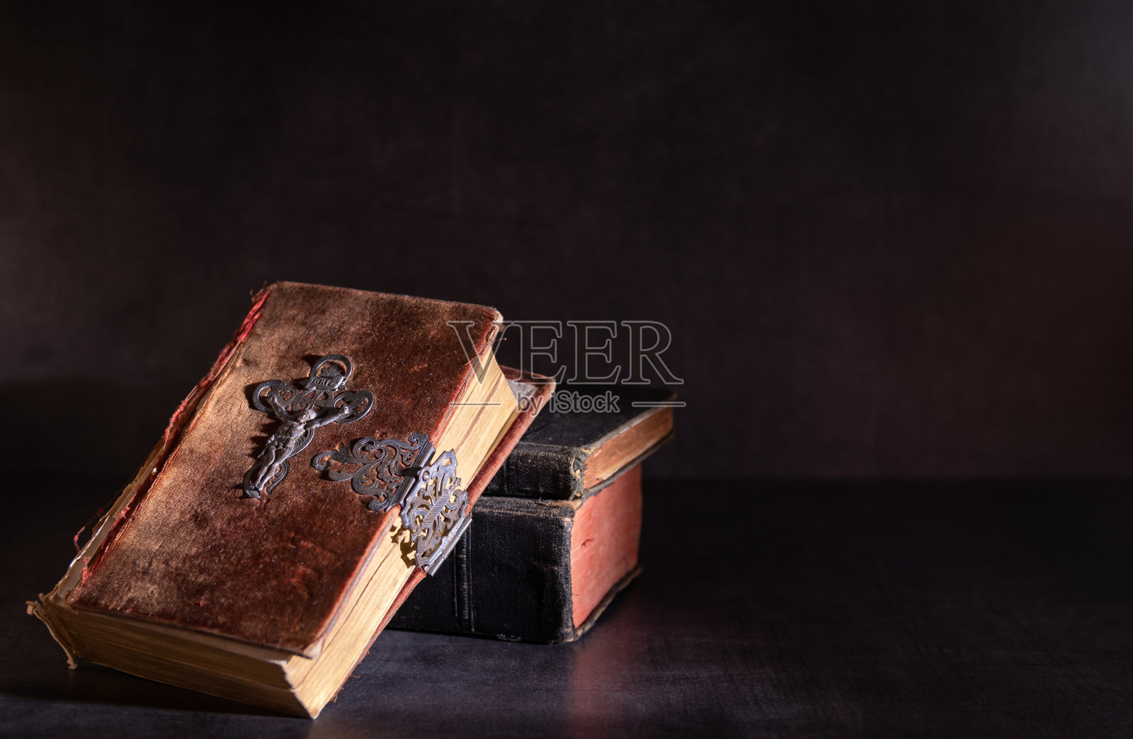 聚光灯下的旧圣经照片摄影图片
