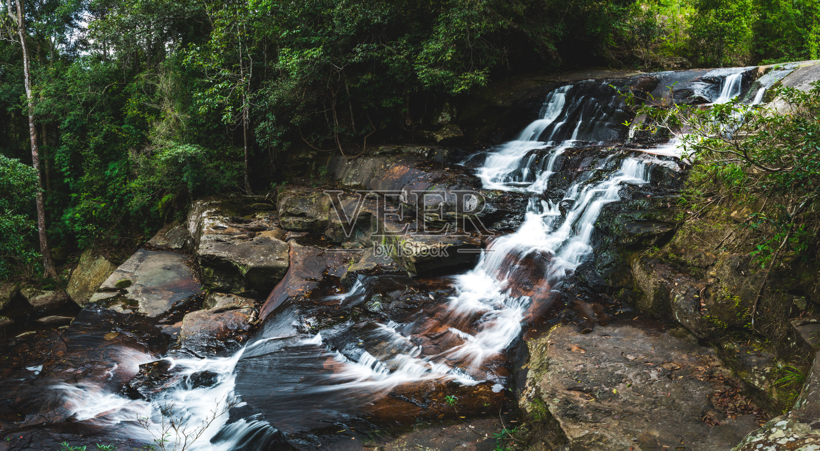 泰国罗伊省国家公园普克拉杜翁瀑布。照片摄影图片