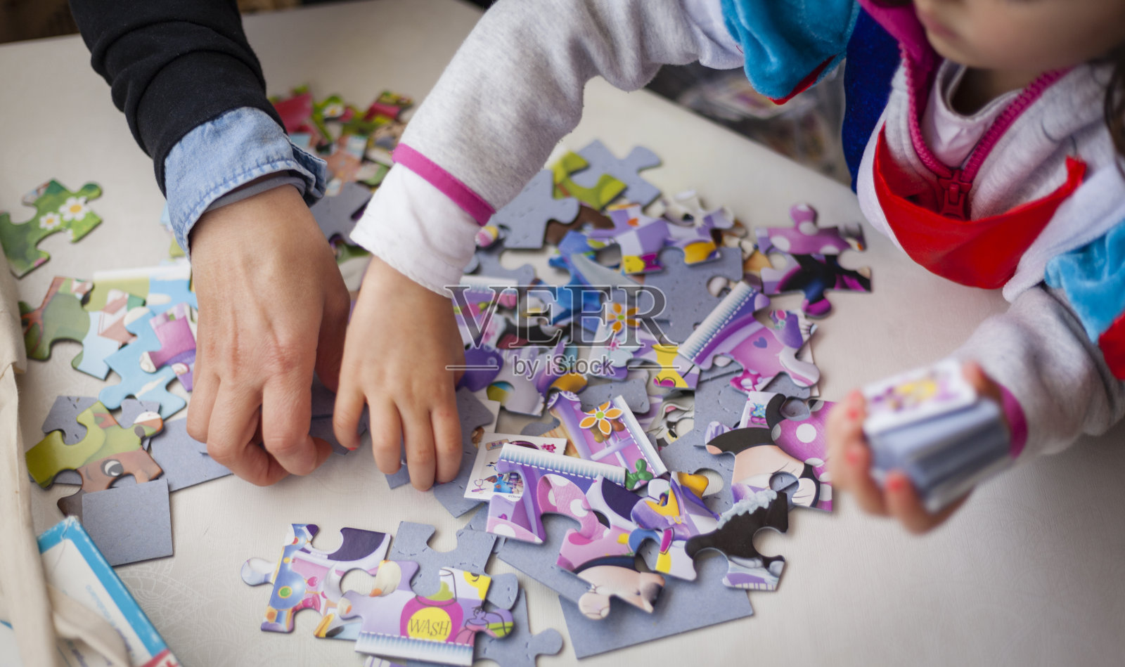 妈妈和女儿一起玩益智游戏。照片摄影图片