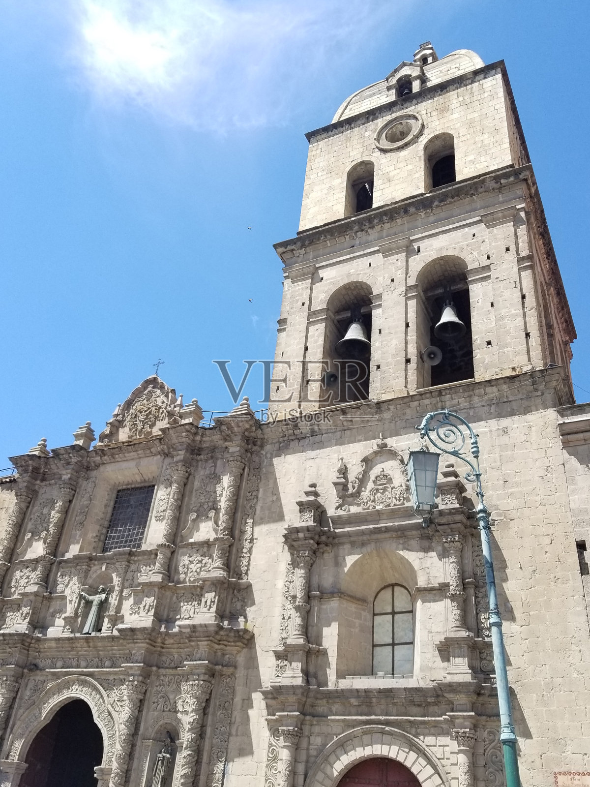 拉巴斯波利亚教堂的蓝色天空照片摄影图片