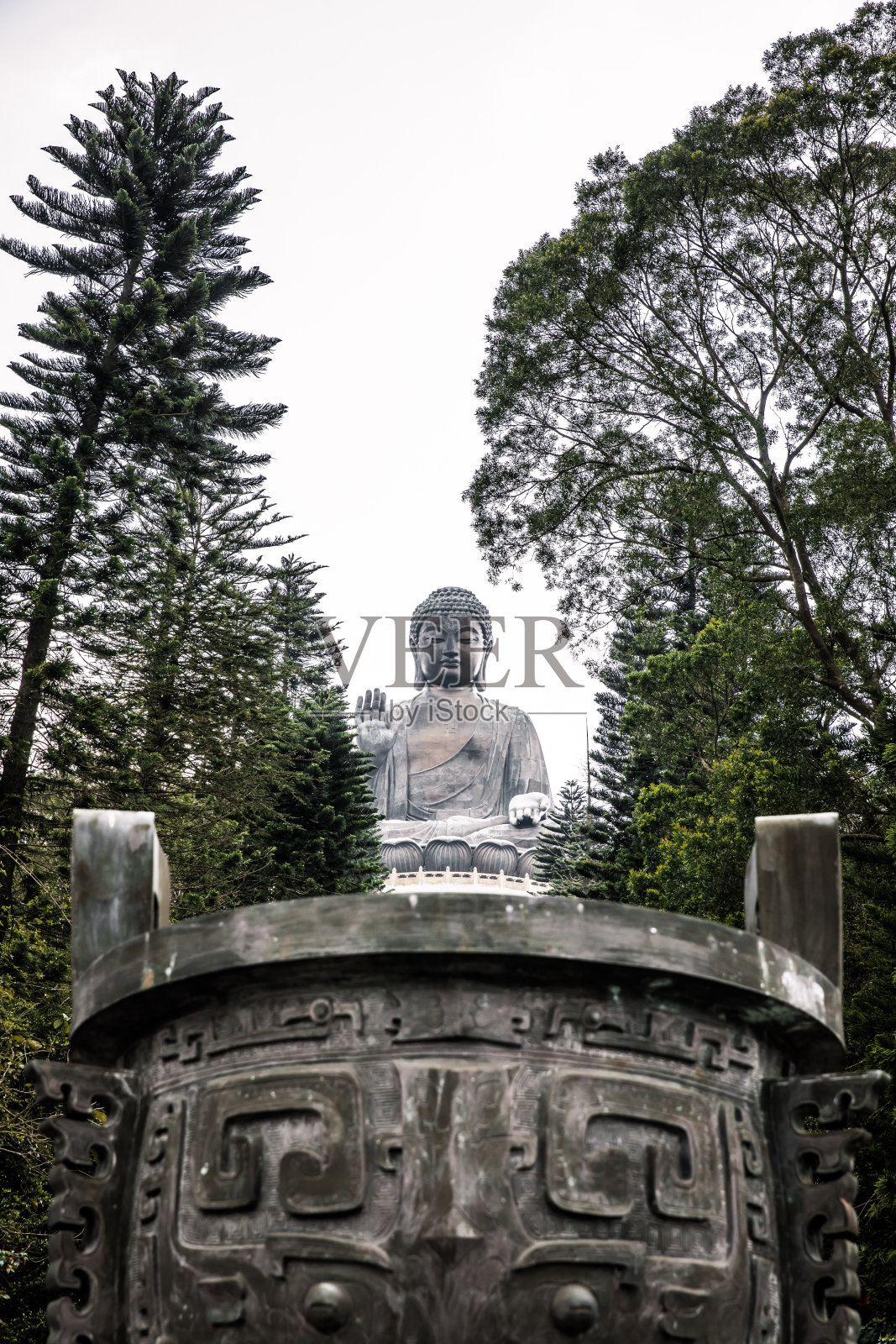 香港的天坛大佛。大屿山。从下面看,人行道两旁都是树照片摄影图片