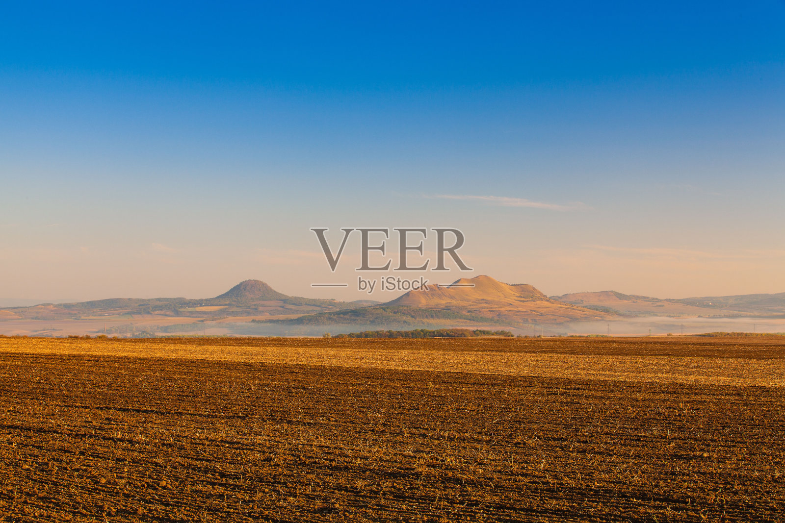 秋景带农地照片摄影图片