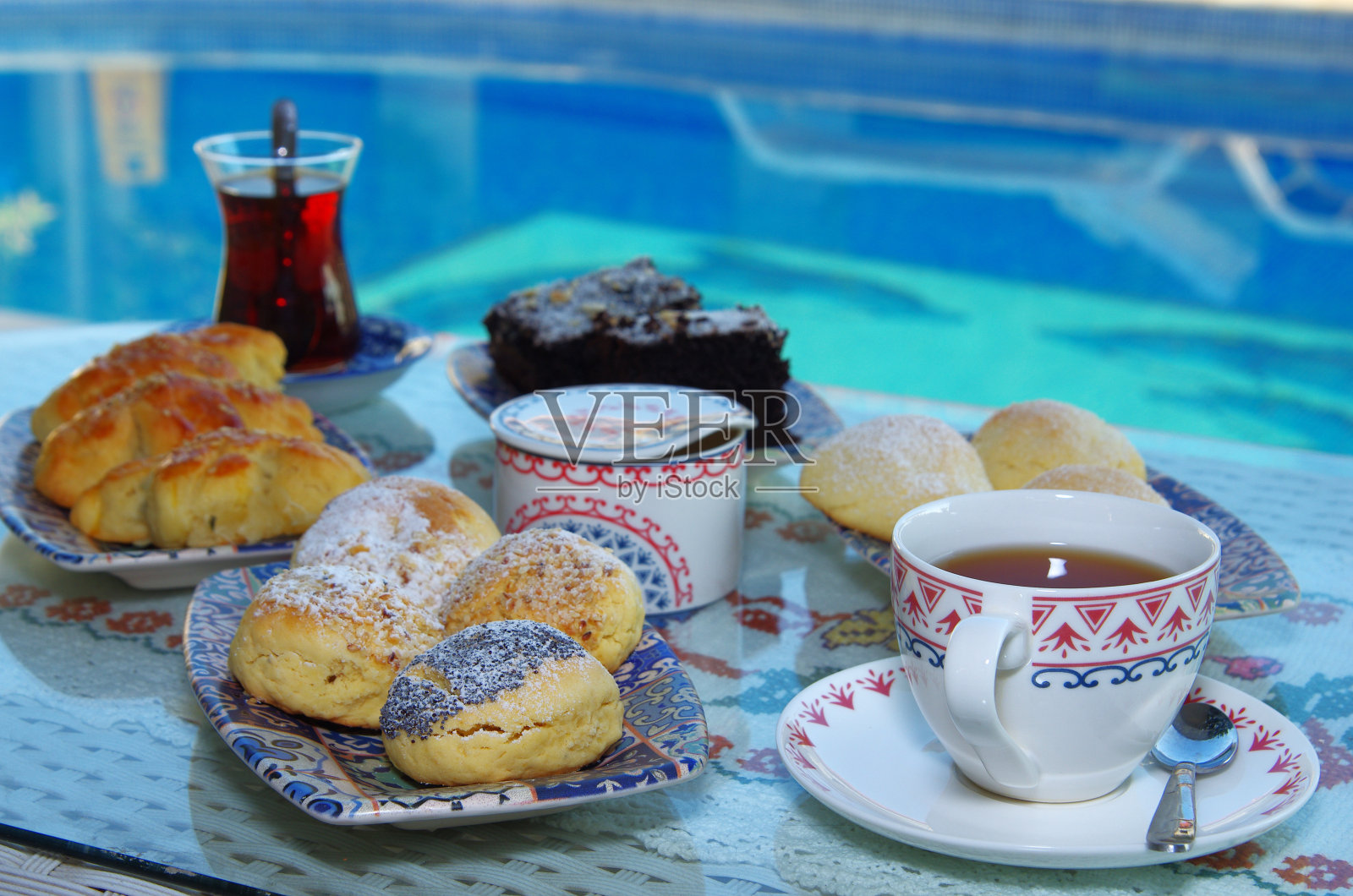 巧克力蛋糕,烘焙糕点,在泳池边喝杯茶和咖啡照片摄影图片