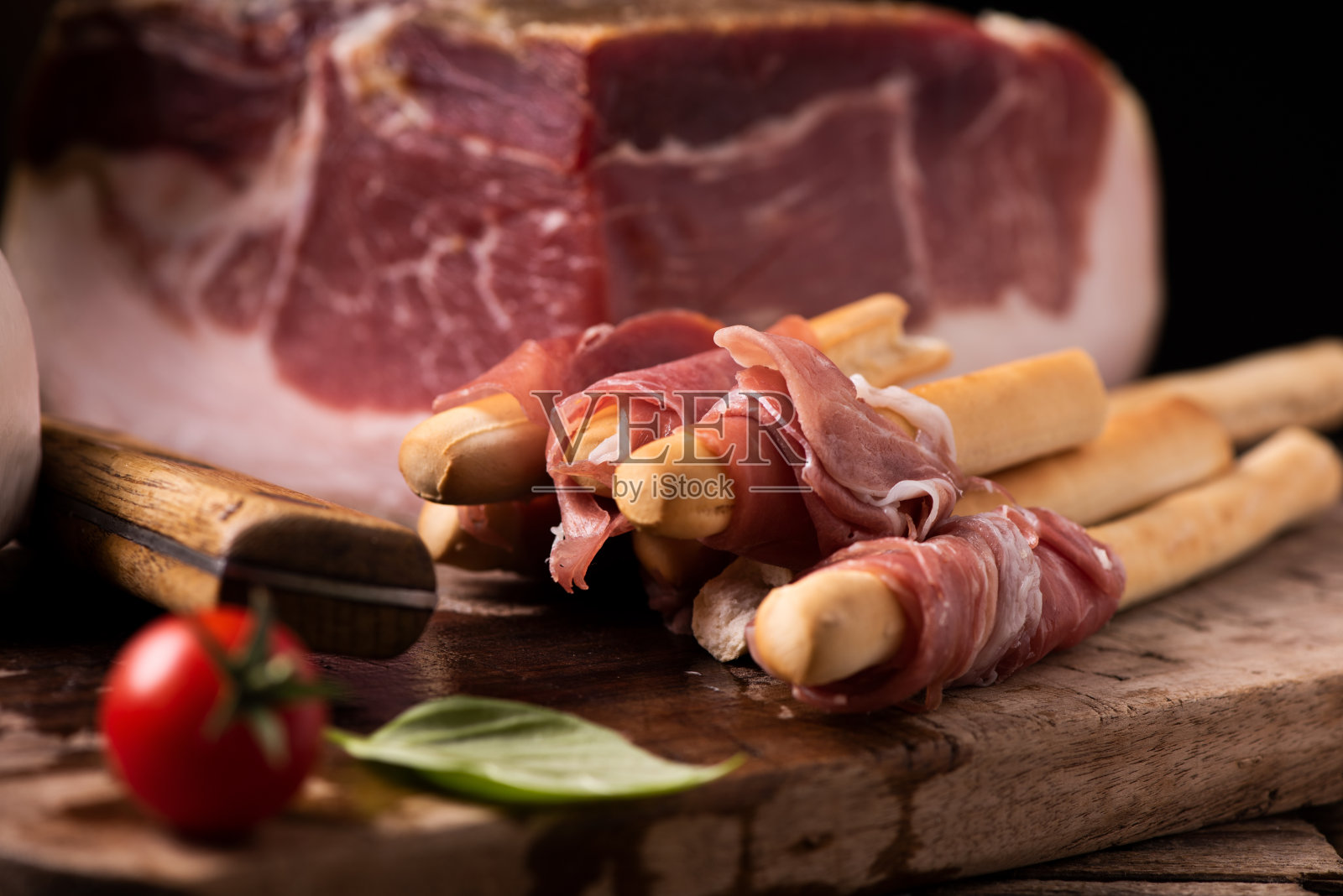 格里西尼面包棒配火腿照片摄影图片