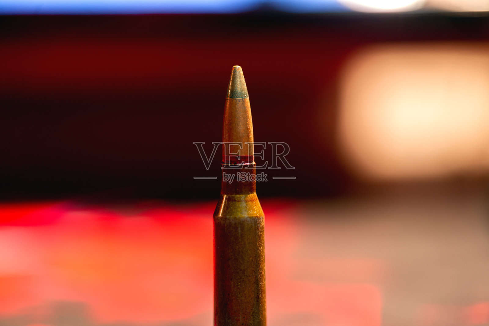 模糊背景下的AK-47步枪子弹特写。装甲穿刺墨盒。照片摄影图片