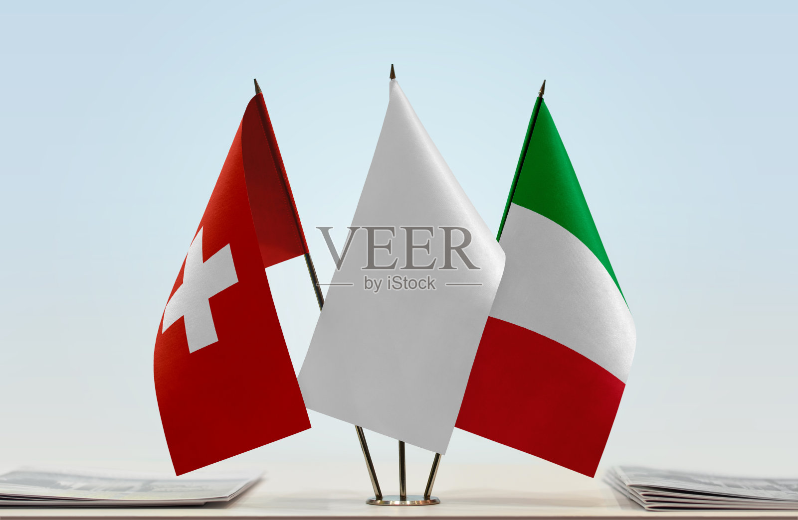 瑞士和意大利的国旗照片摄影图片