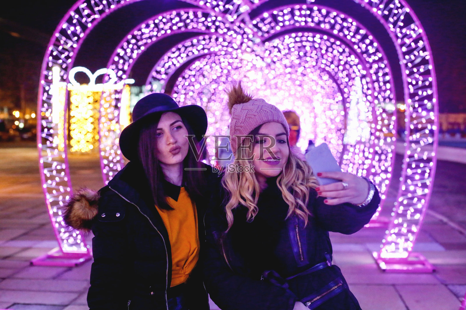 两个年轻的女人朋友一起庆祝新年和自拍照片摄影图片