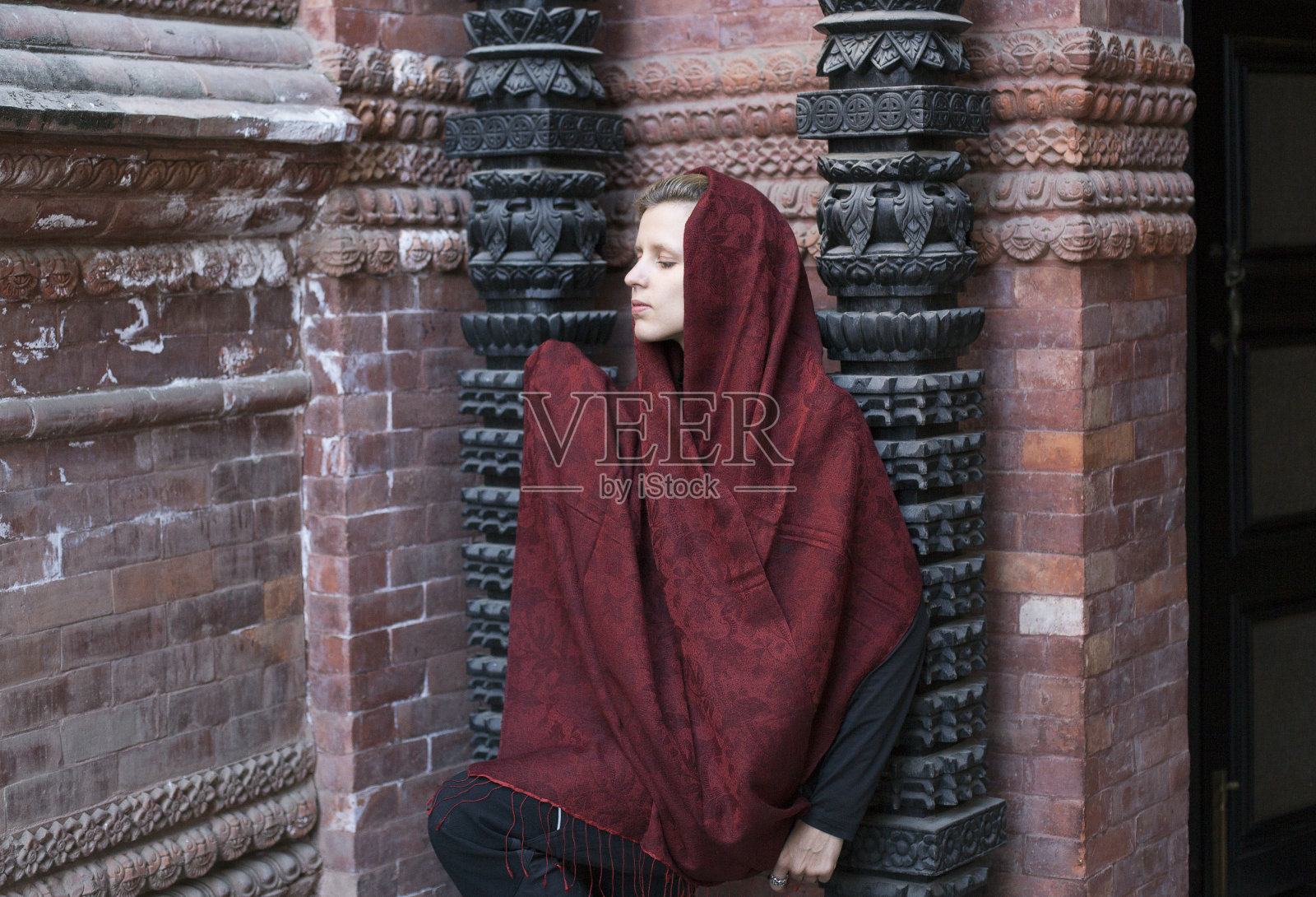 戴围巾的年轻女子照片摄影图片