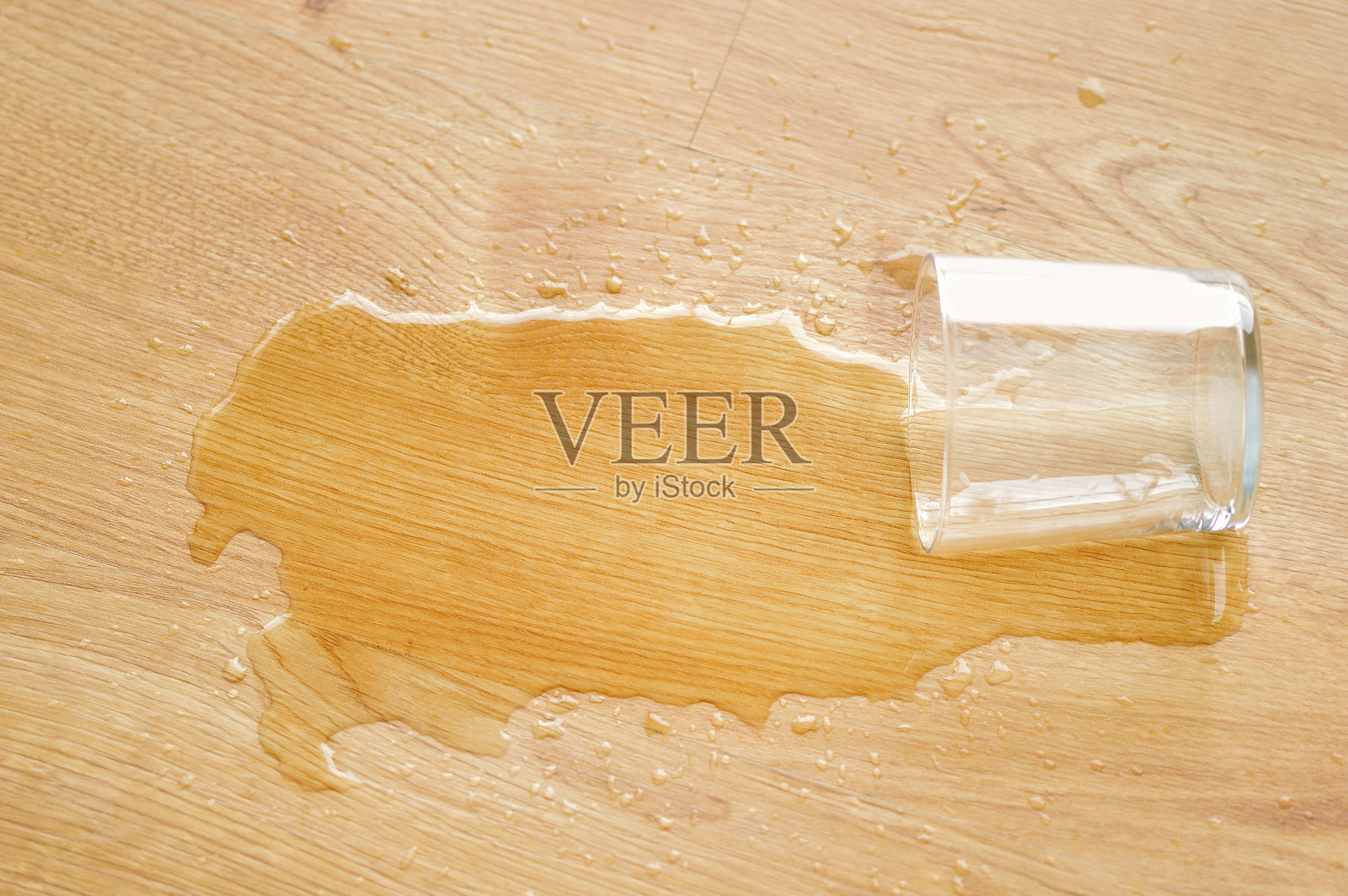 我把杯子掉在地板上了照片摄影图片