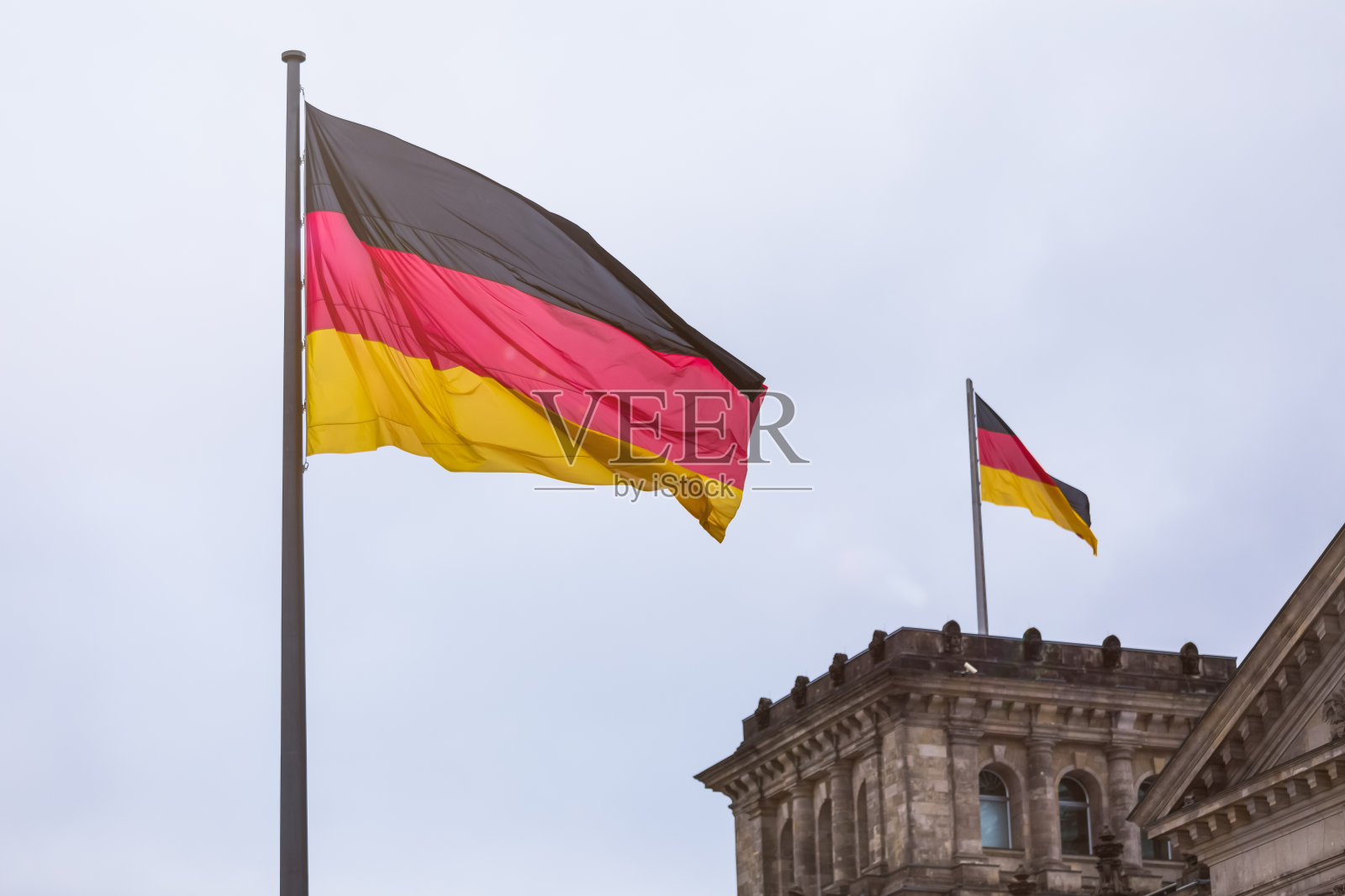 德国国会大厦附近飘扬的德国国旗照片摄影图片