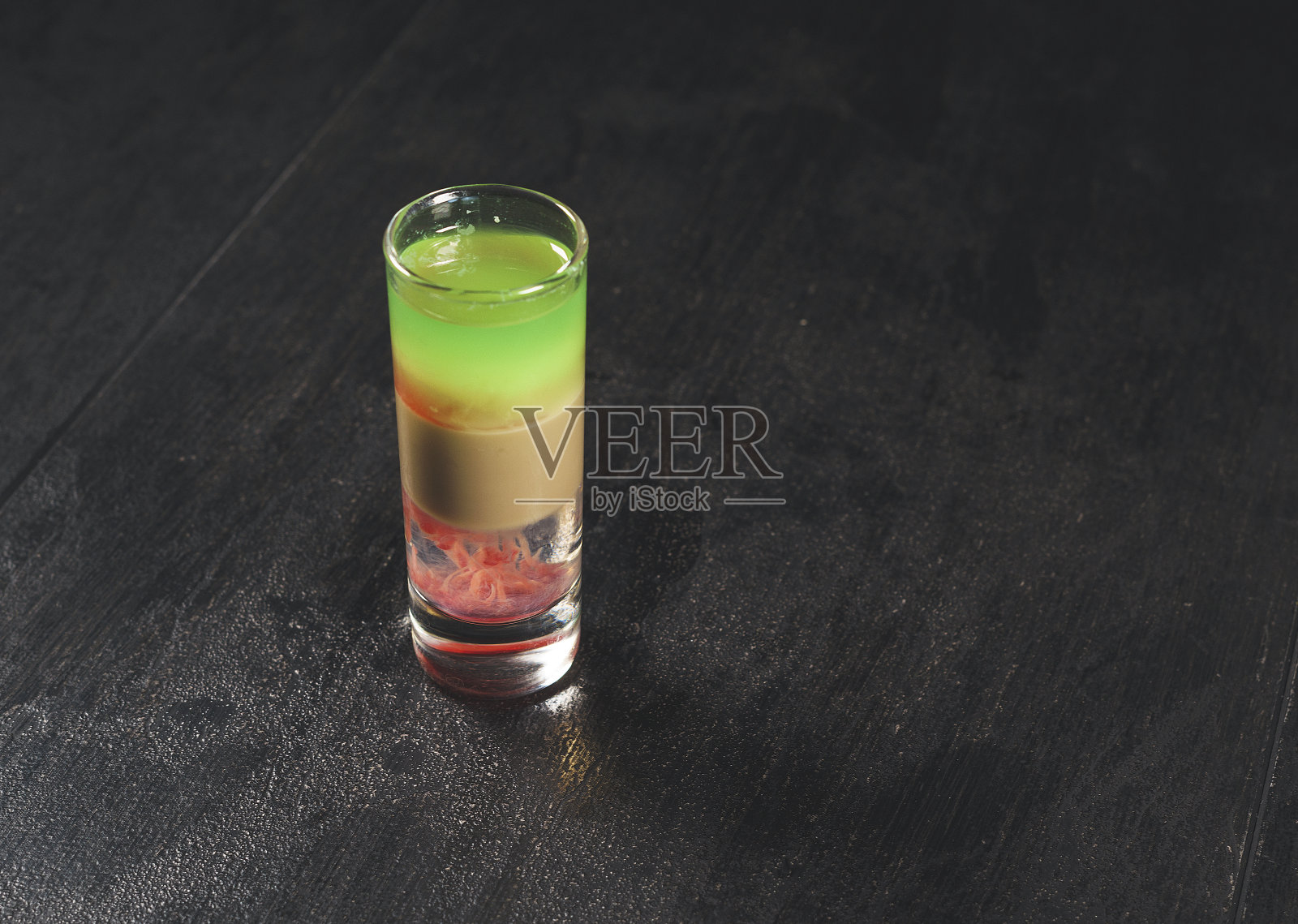 彩色照片。不同颜色的酒精饮料照片摄影图片