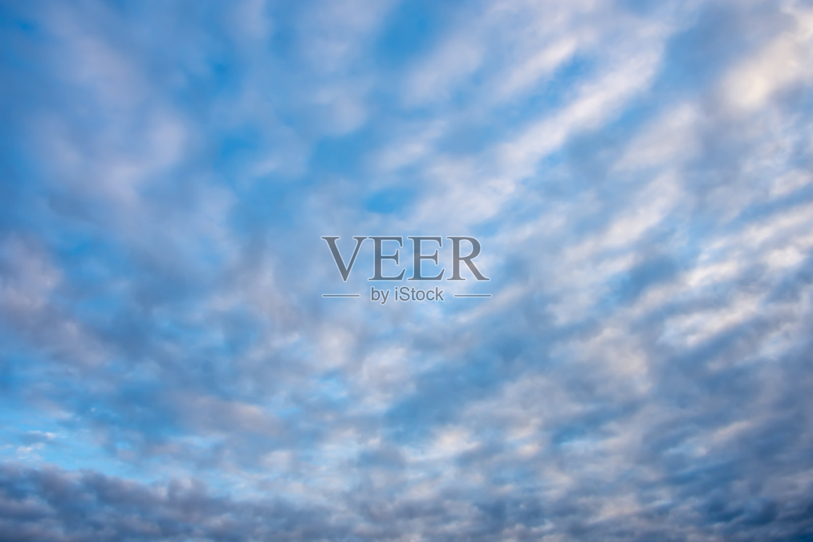 天空的美丽与云彩和太阳。照片摄影图片