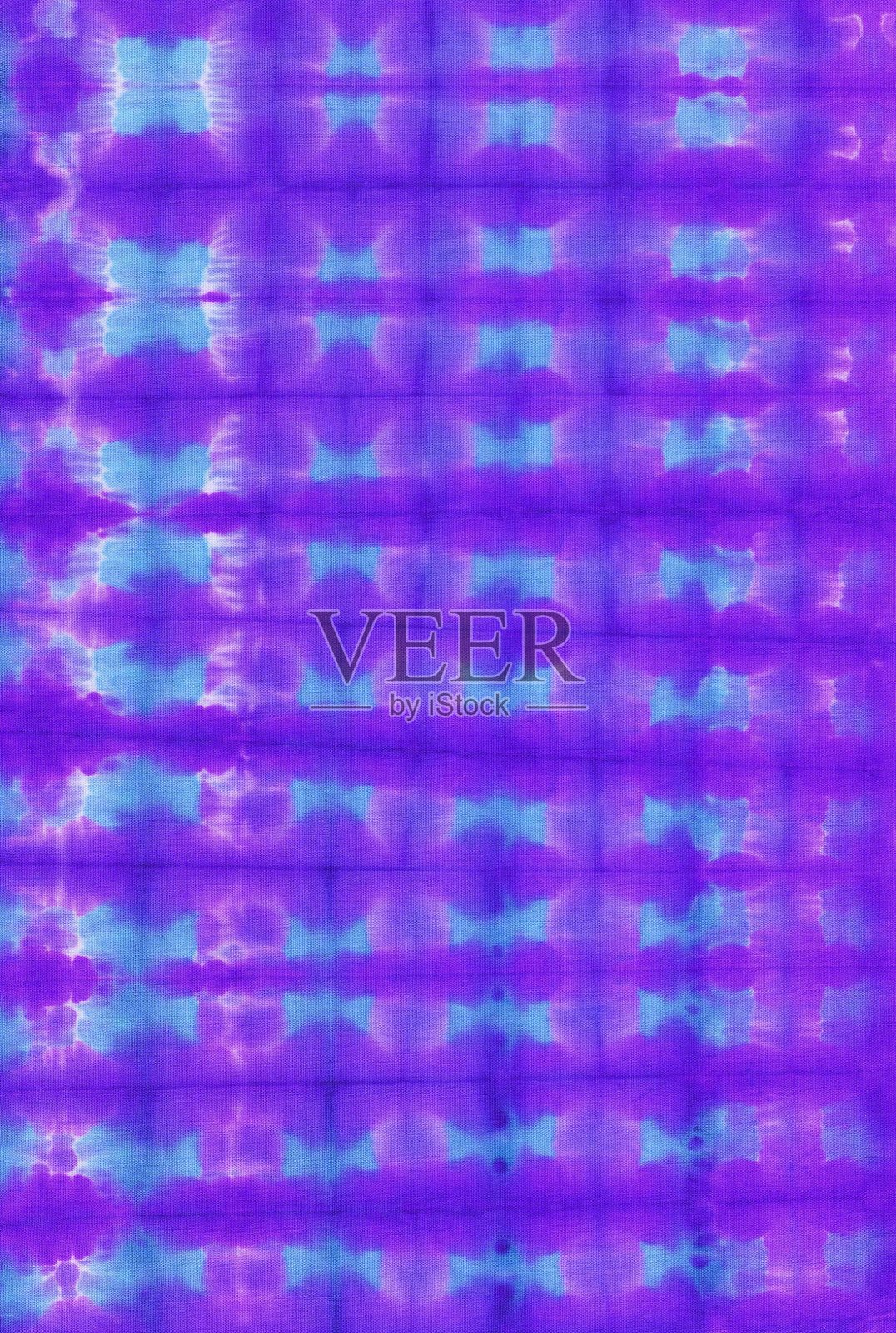 抽象的手绘扎染织物,紫色背景,格子图案在naïve传统民族风格照片摄影图片