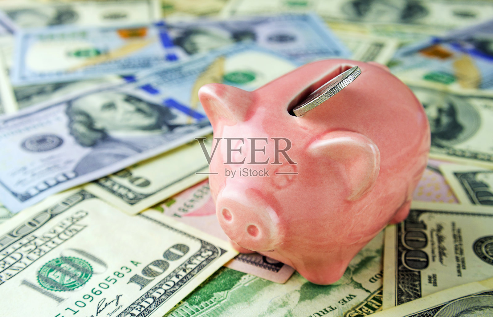 小猪储蓄罐以美元为背景,省钱理念,经济理念。特写,复制空间。照片摄影图片