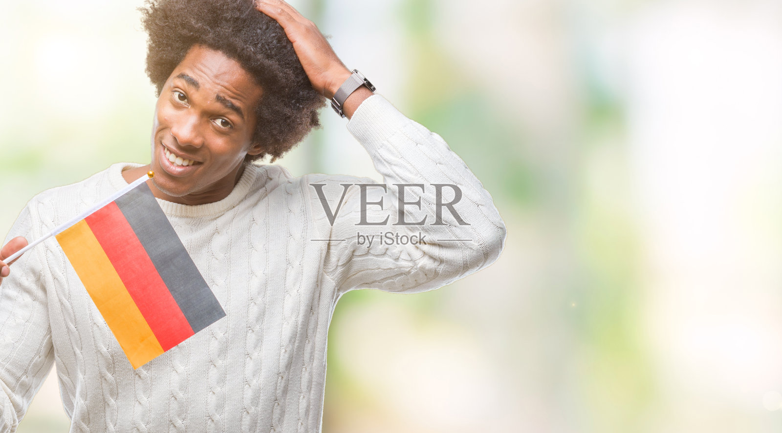 在孤立背景下的德国国旗上的非裔美国男子,手放在头上感到压力,因羞耻和惊讶的表情而震惊,愤怒和沮丧。害怕和不安,因为犯了错误照片摄影图片