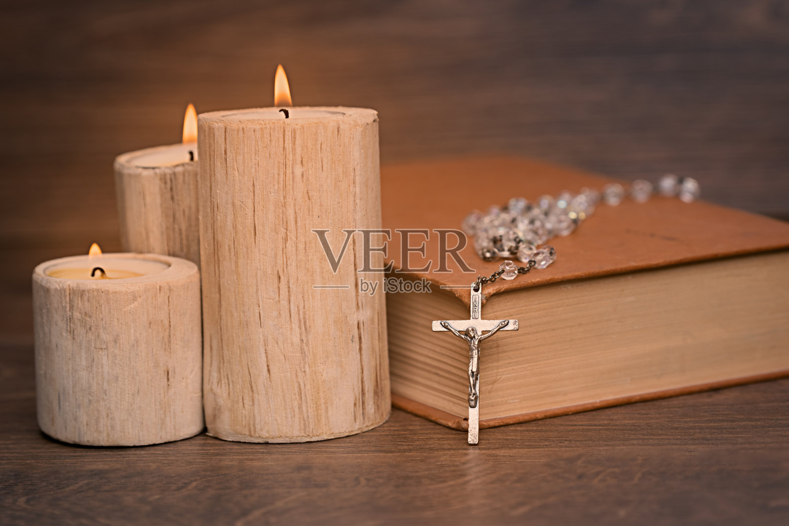 银念珠放在合上的书上照片摄影图片