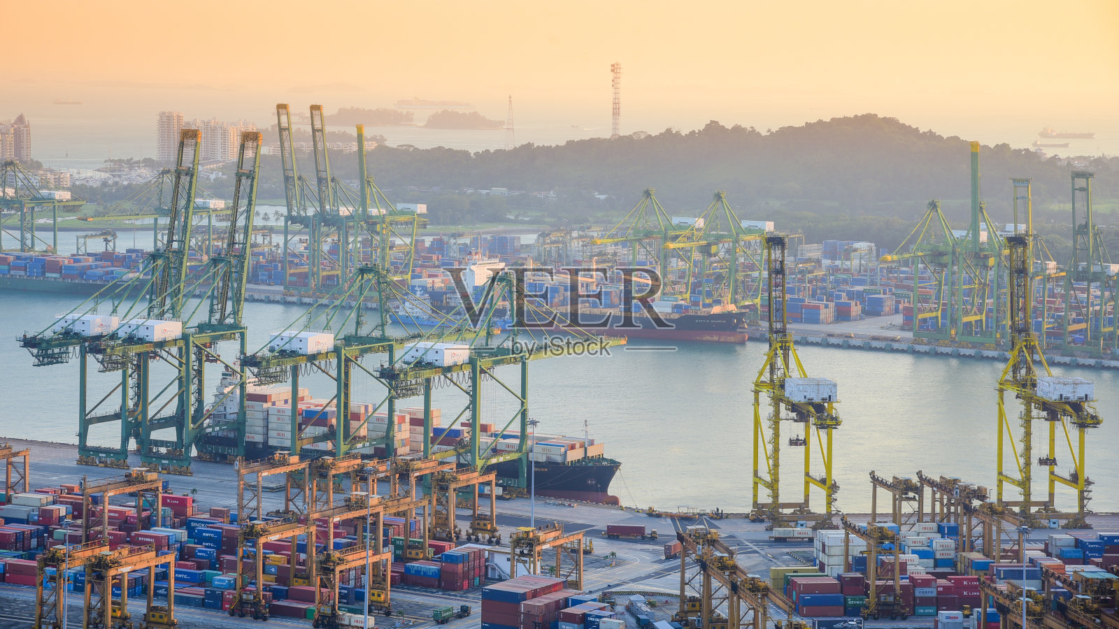 船厂集装箱货轮及货物工作起重机桥的物流运输照片摄影图片