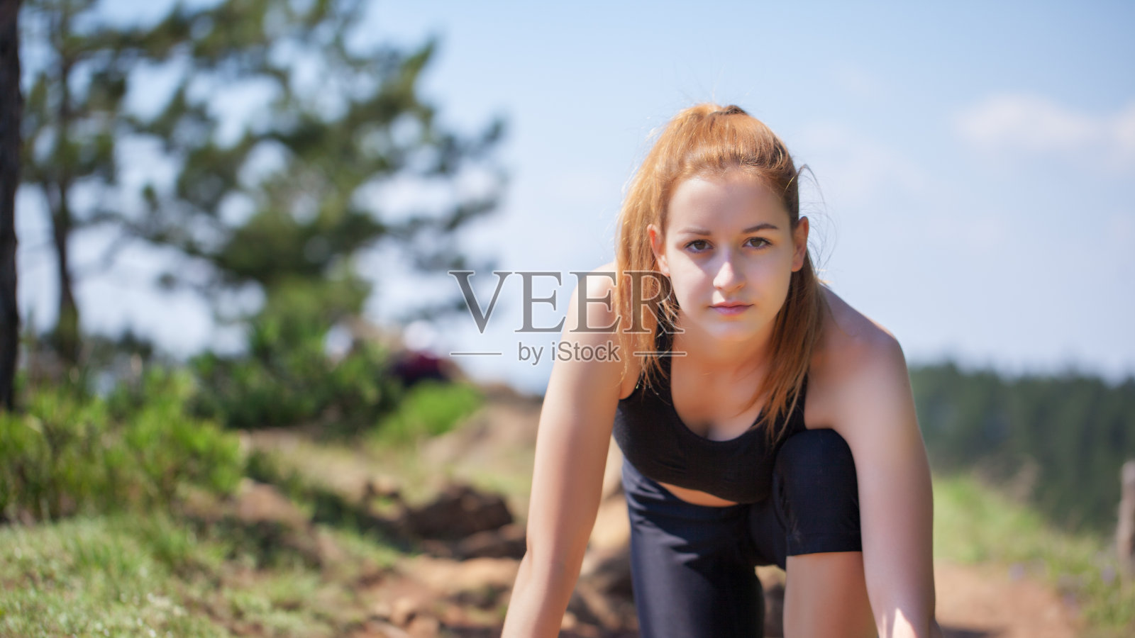 一个年轻女子在山顶锻炼照片摄影图片