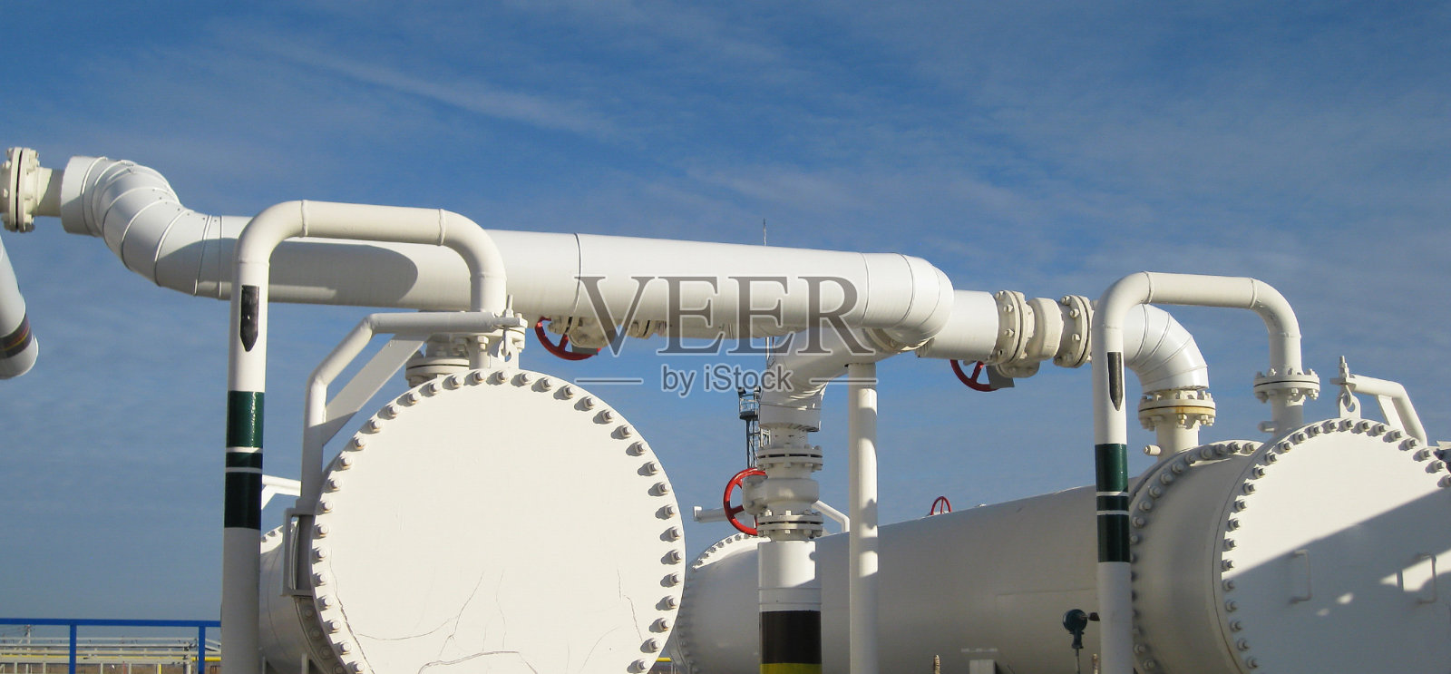 炼油厂的热交换器照片摄影图片