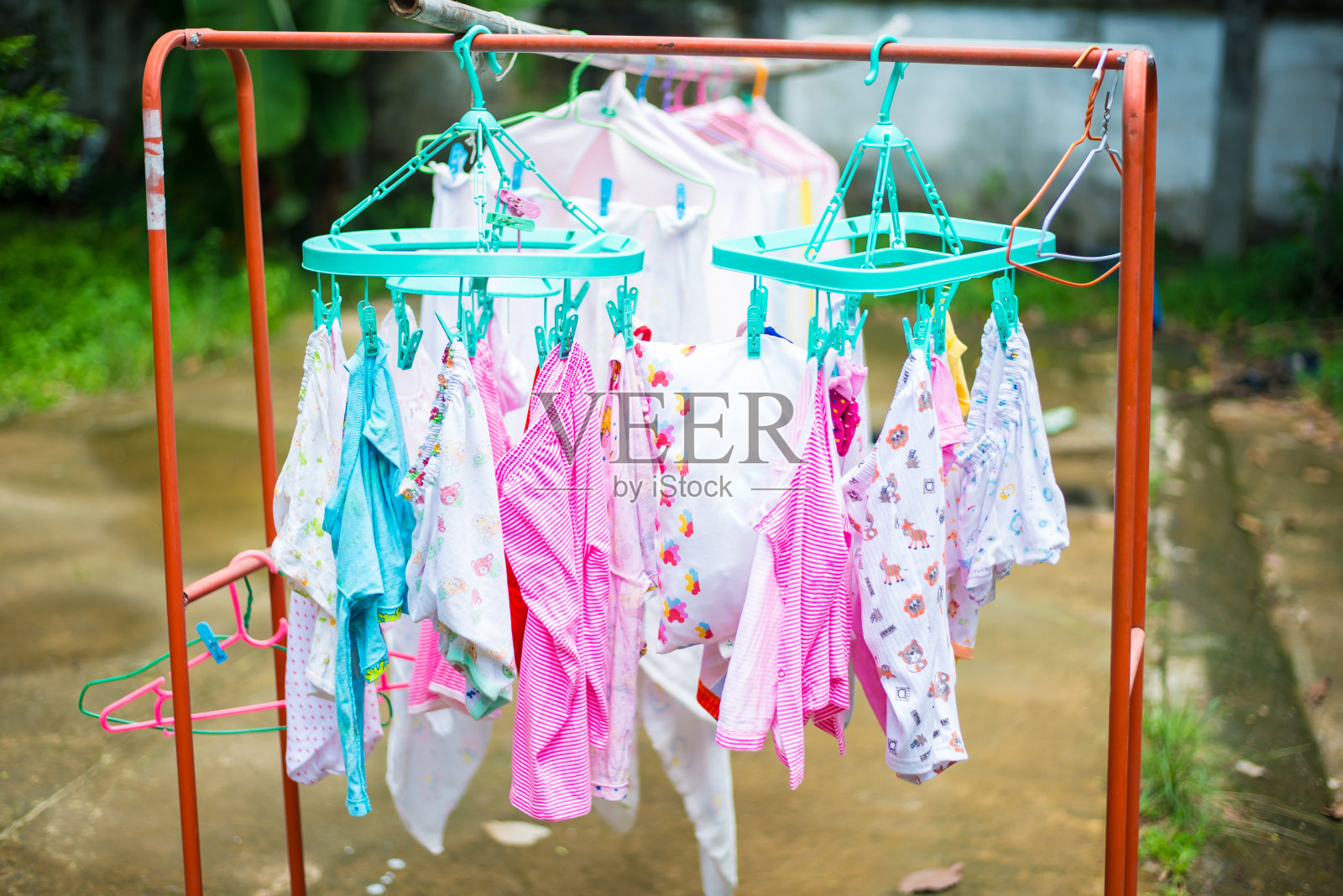 尿布挂在晾衣绳上。照片摄影图片