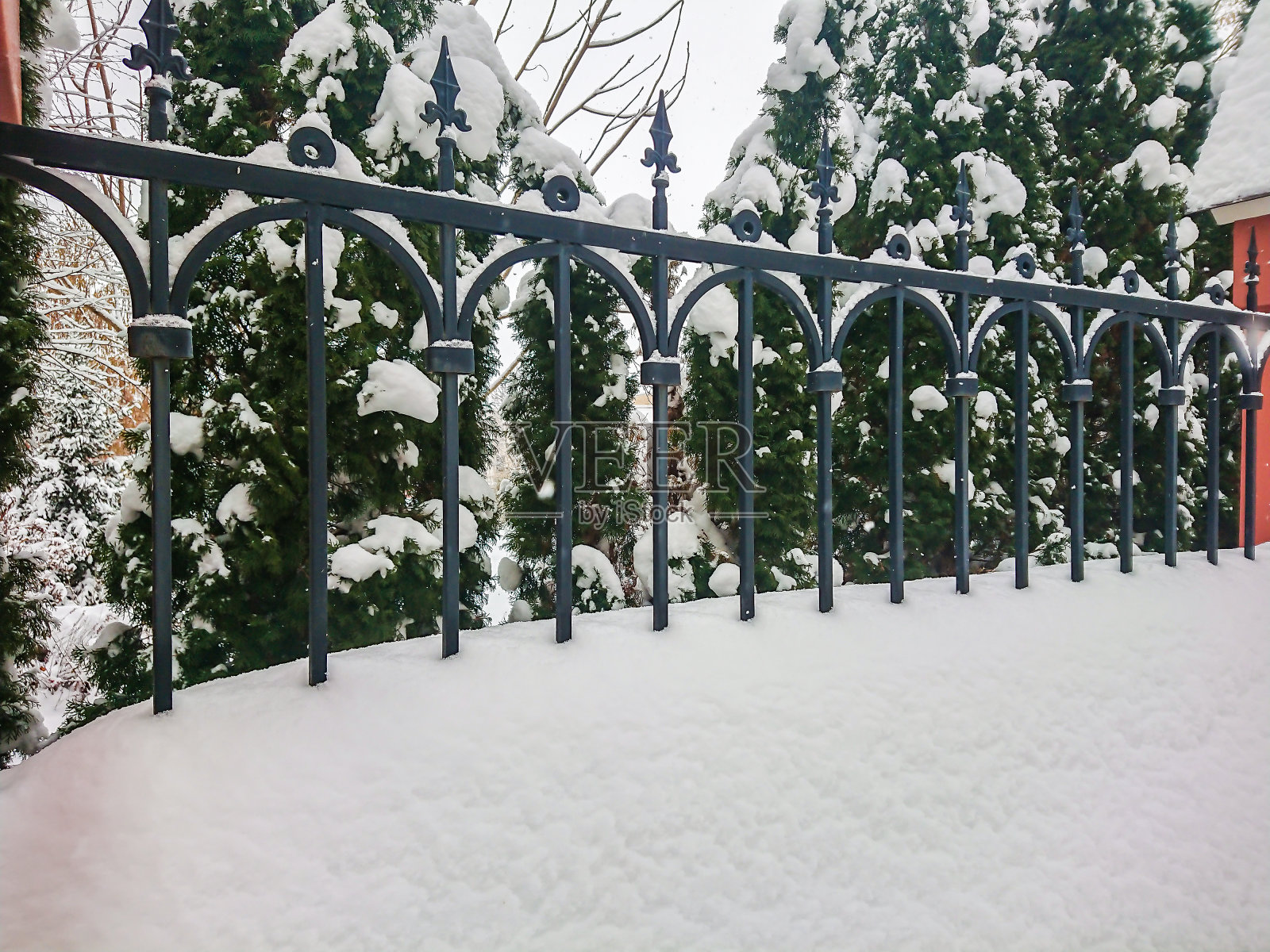 城市公园的金属栅栏。冬天,雪堆,雪儿照片摄影图片