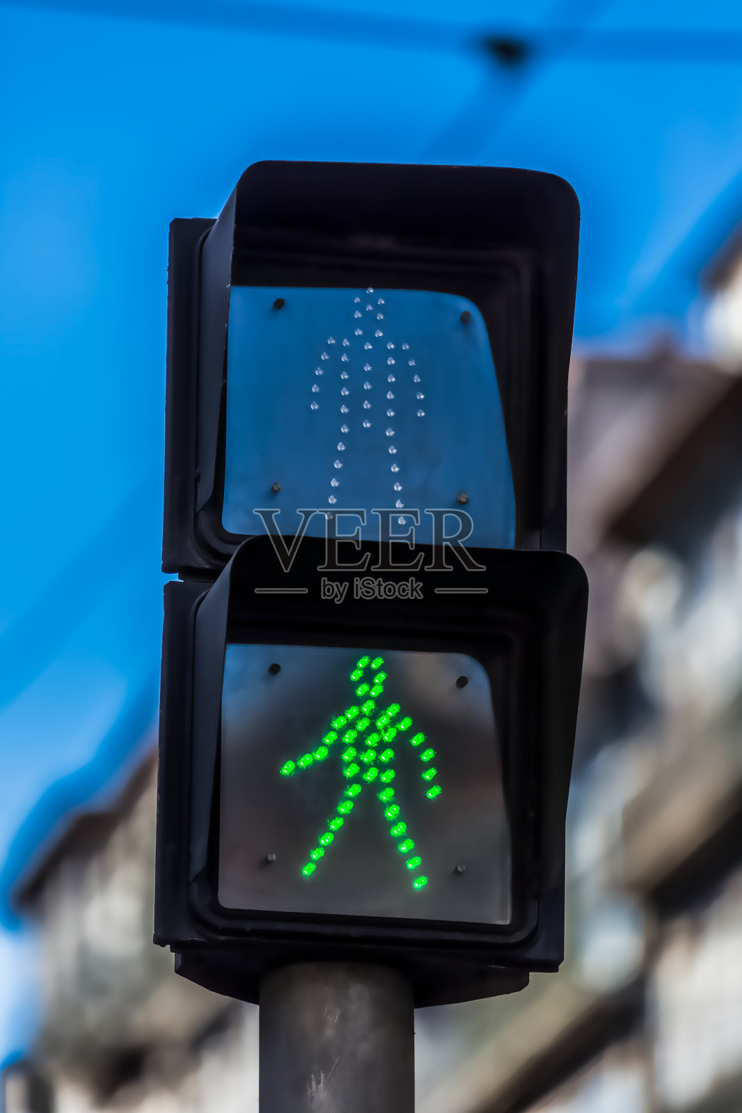 看行人街灯绿灯亮照片摄影图片
